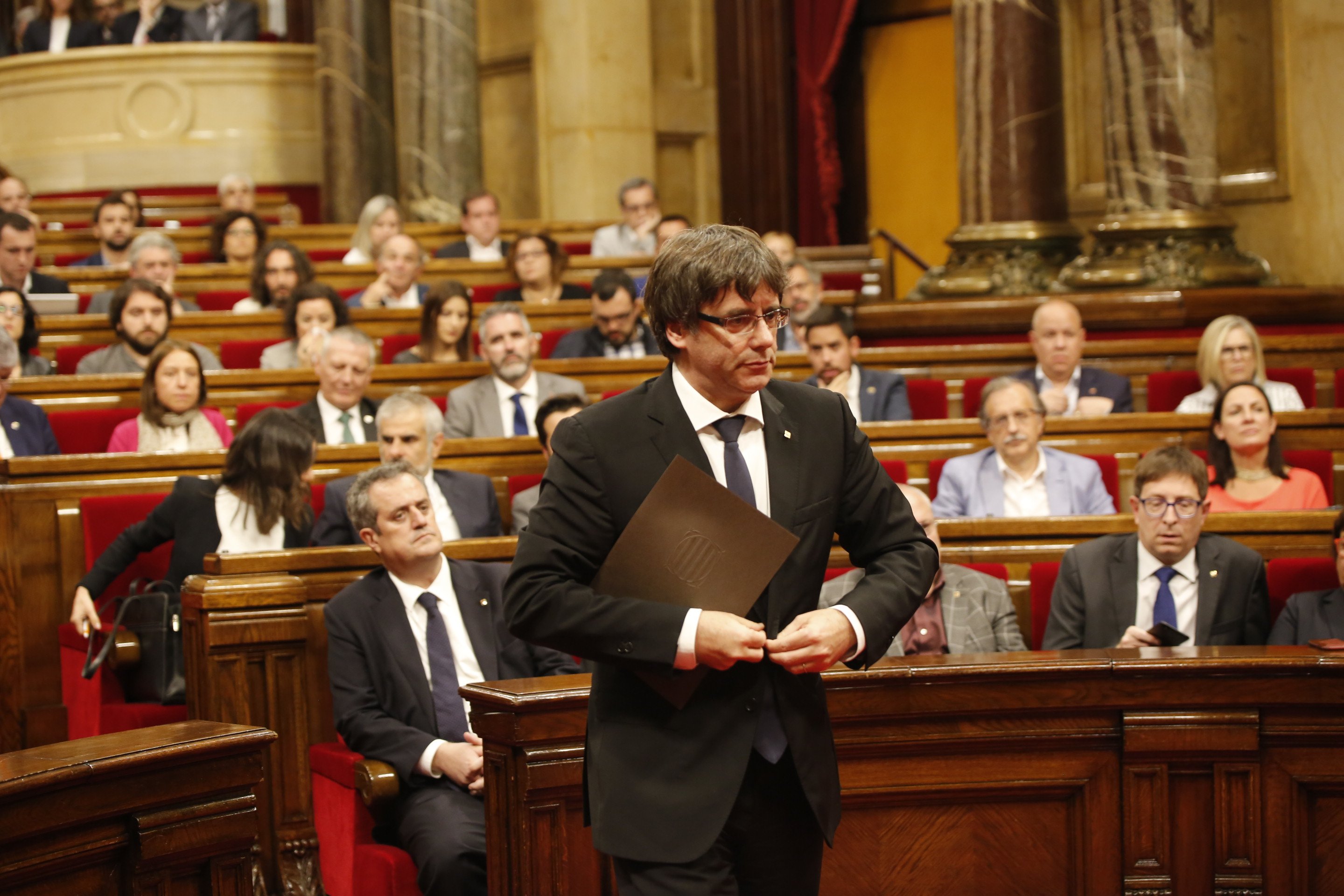 Puigdemont offers dialogue "without conditions" and proposes two negotiators per government