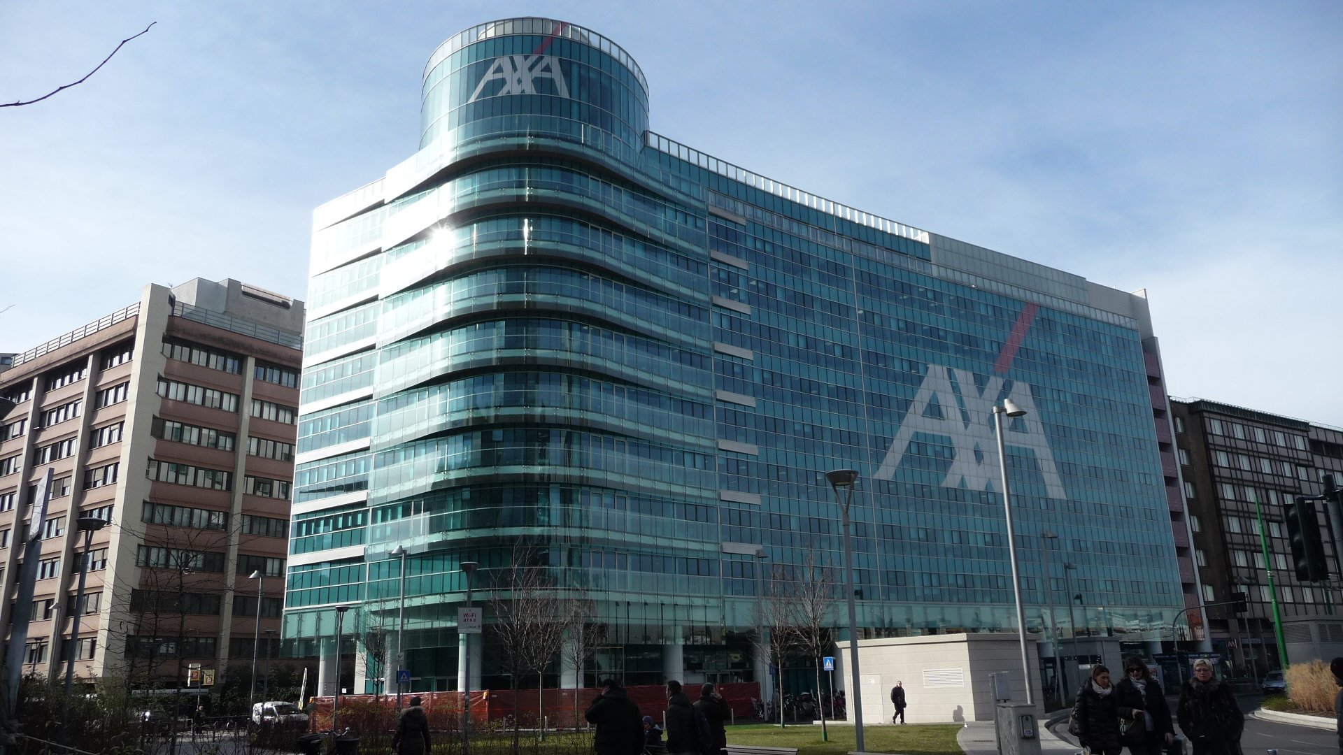 AXA vende por más de 100 millones ocho edificios alquilados por la Generalitat