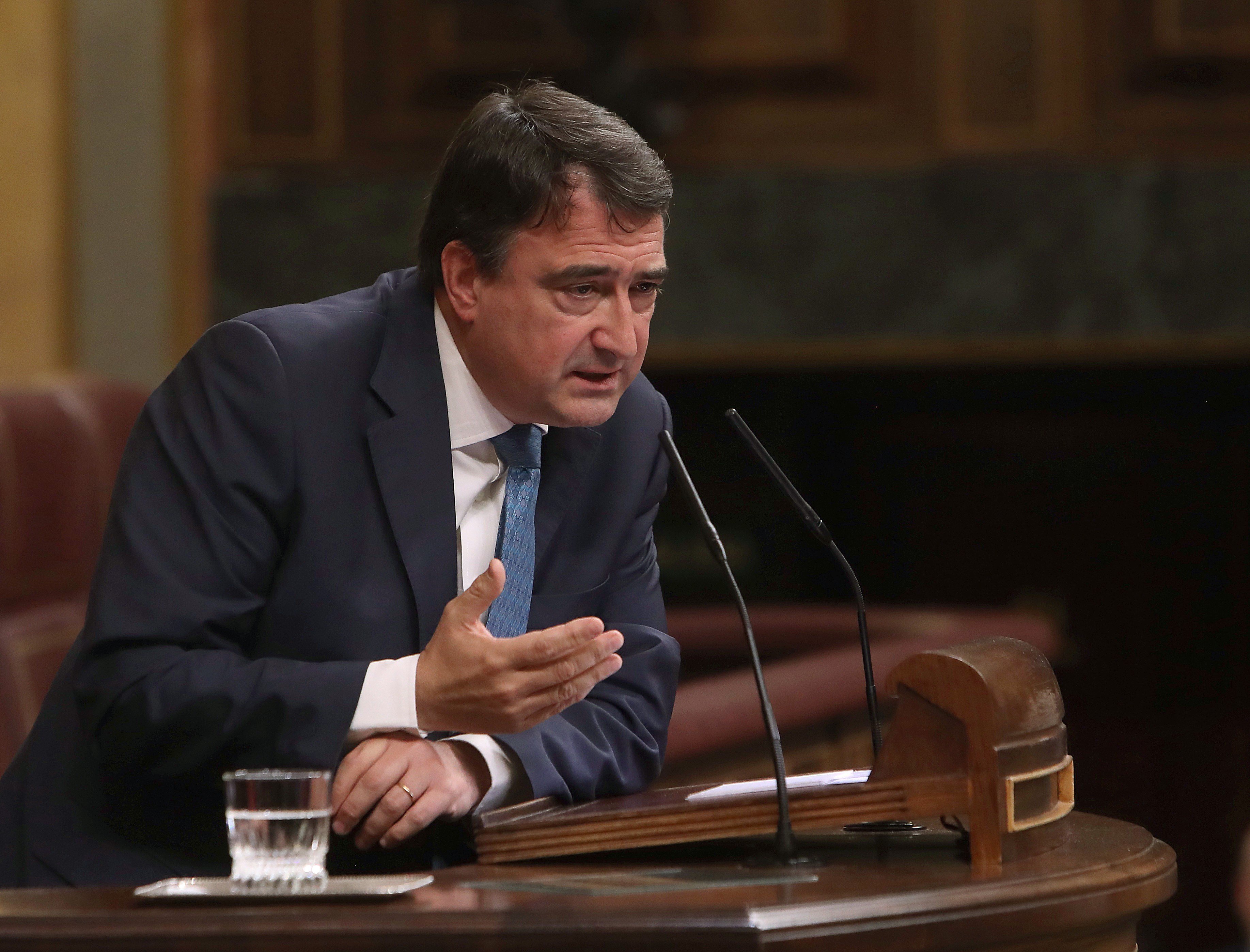 Esteban: "Caldrà dir alguna cosa més que visca Espanya, visca el Rei, l'ordre i la llei"