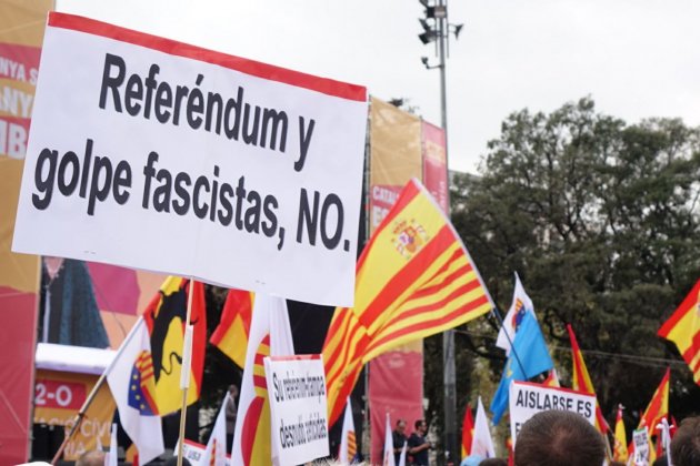 pancartes contra Puigdemont mani unionista 12 o