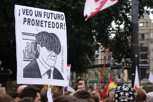 pancartes contra Puigdemont mani unionista 2 12 o