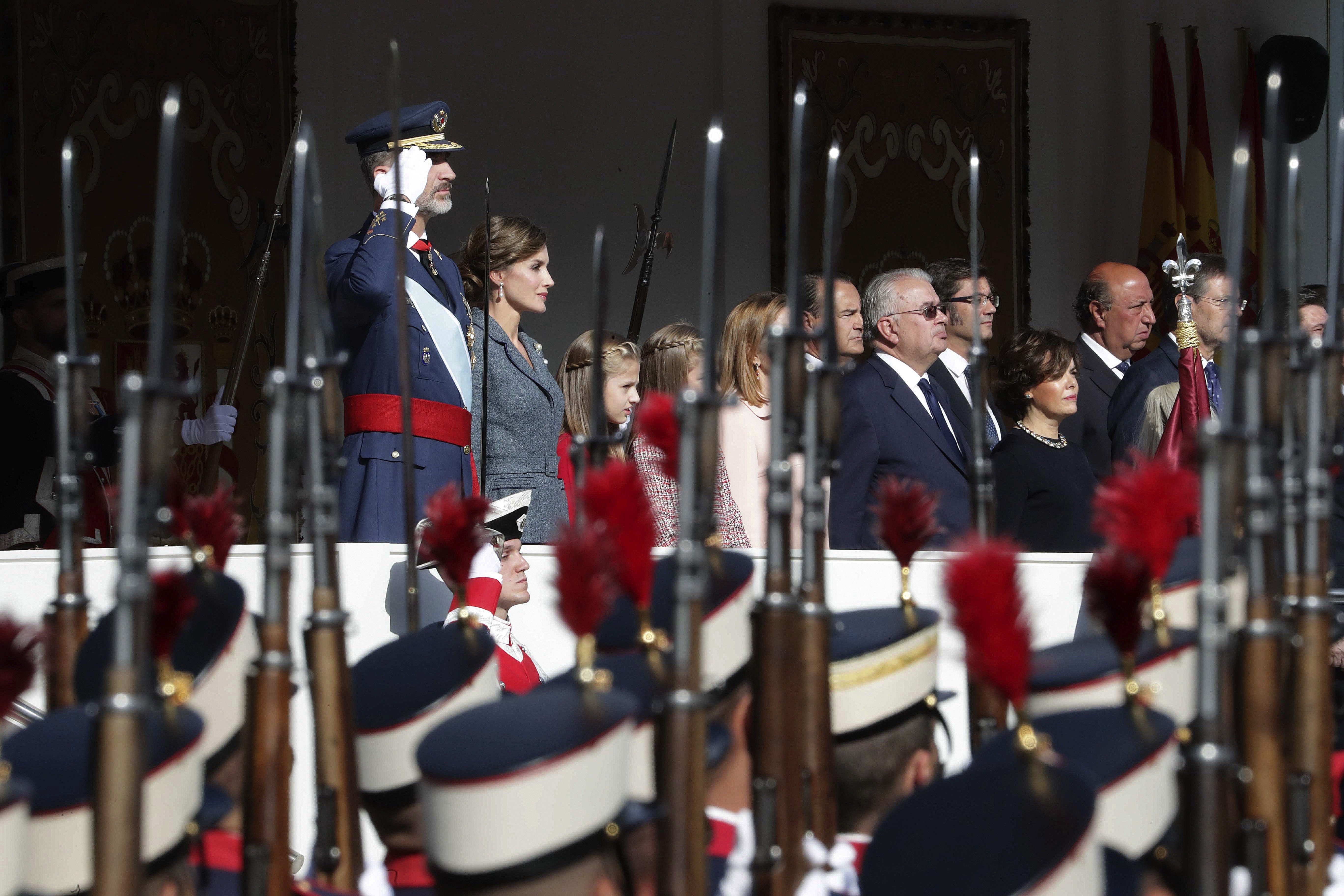 El Rei reprovat presideix una desfilada militar sense Torra, Urkullu ni Barkos