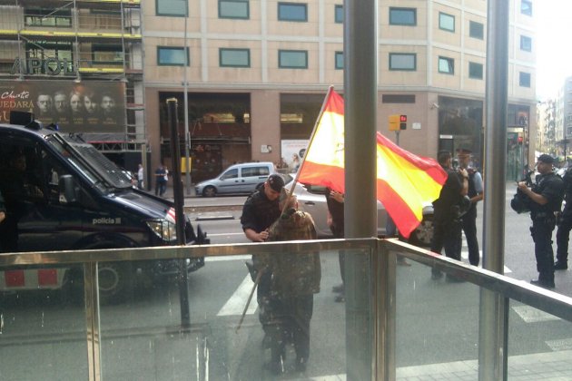 home disfresat de legionari saluda mossos