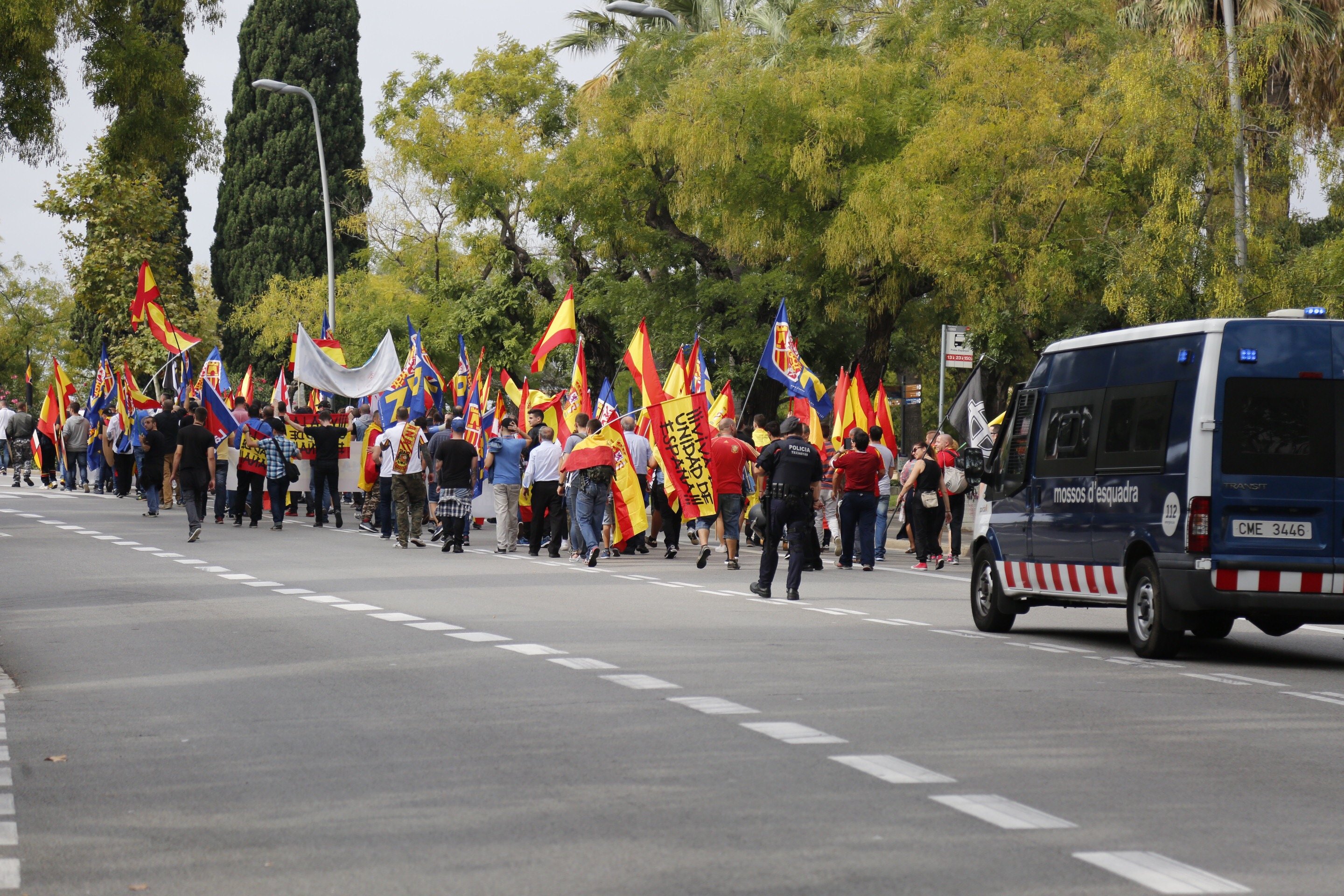 Los Mossos denuncian un grupo ultra en Gràcia por llevar armas prohibidas