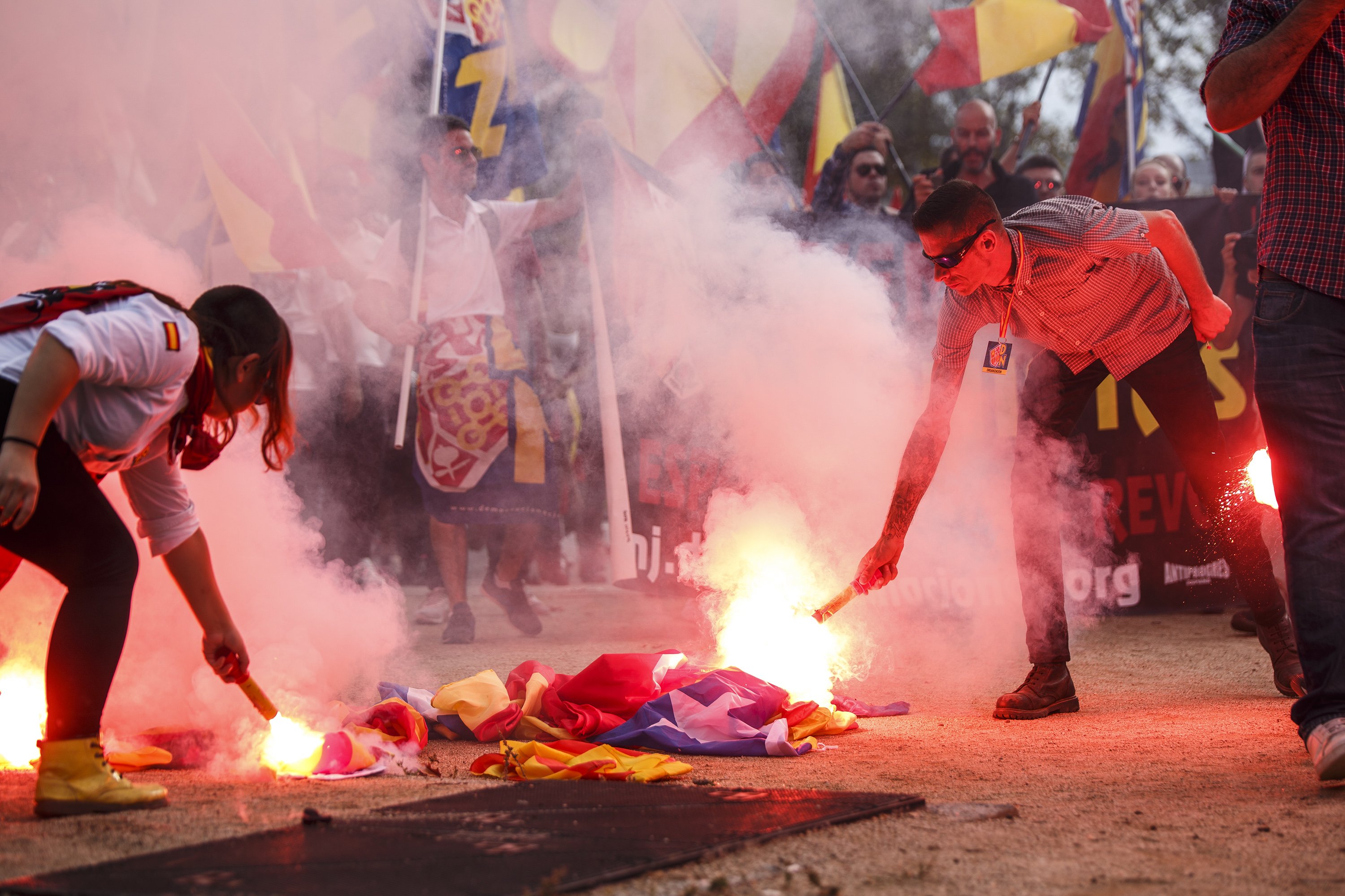 Galeria: Cremen estelades a la manifestació ultra de Montjuïc