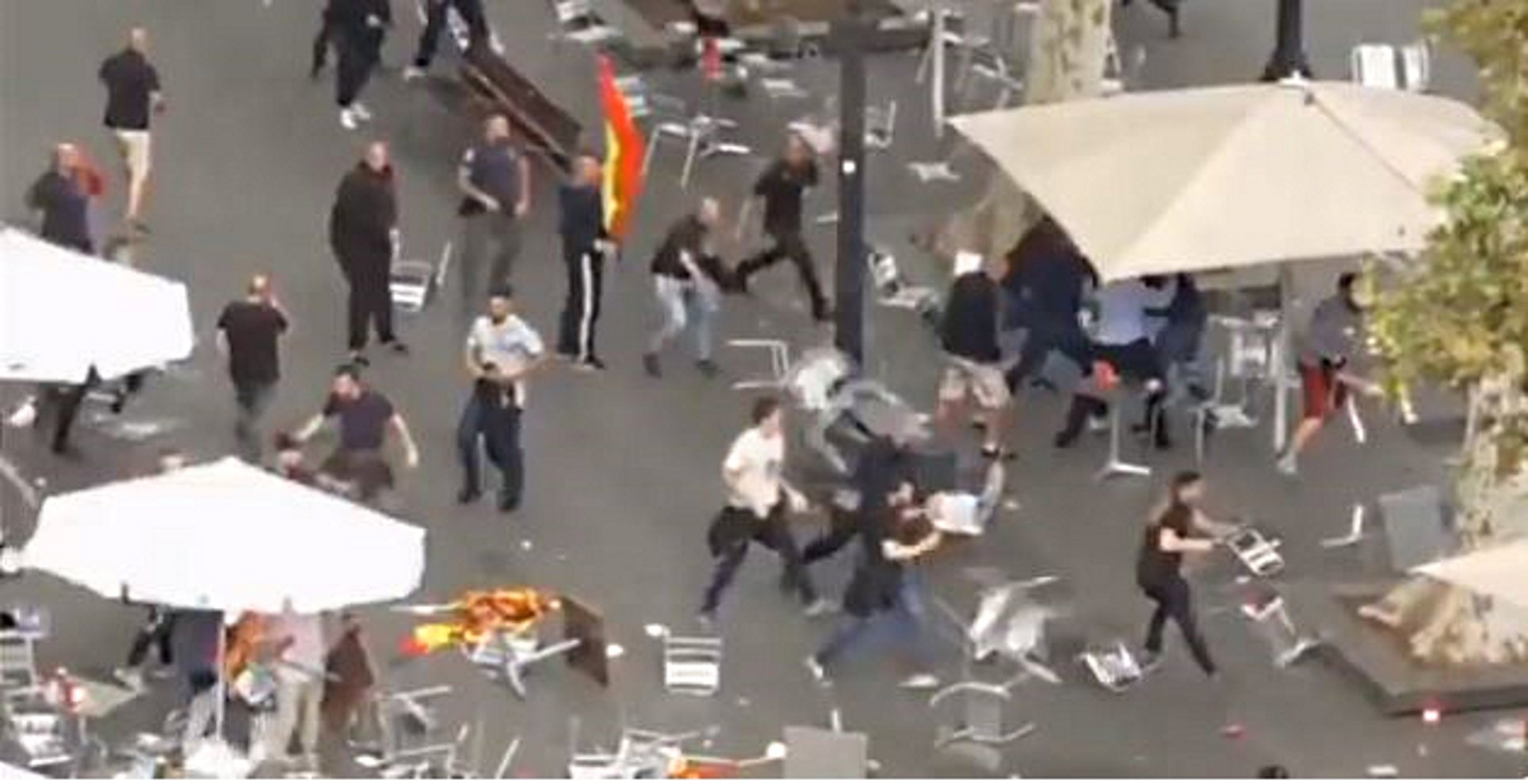 Batalla campal entre grups d'espanyolistes a una terrassa de la plaça Catalunya