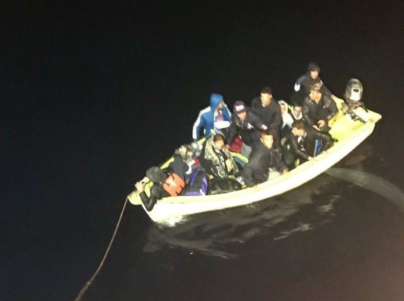 Trasladadas a Almería 11 personas rescatadas de una patera