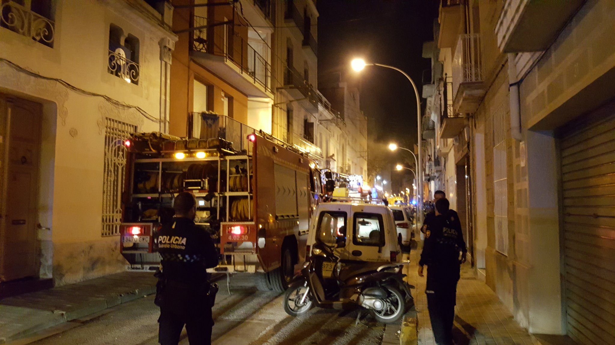 Al menos diez personas intoxicadas en el incendio de un piso en Badalona