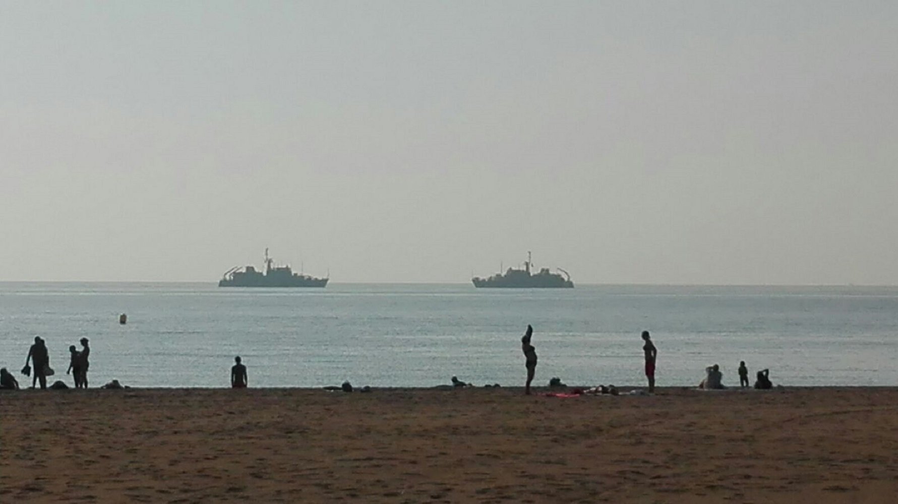 Dos caçamines espanyols es deixen veure davant la platja de Barcelona