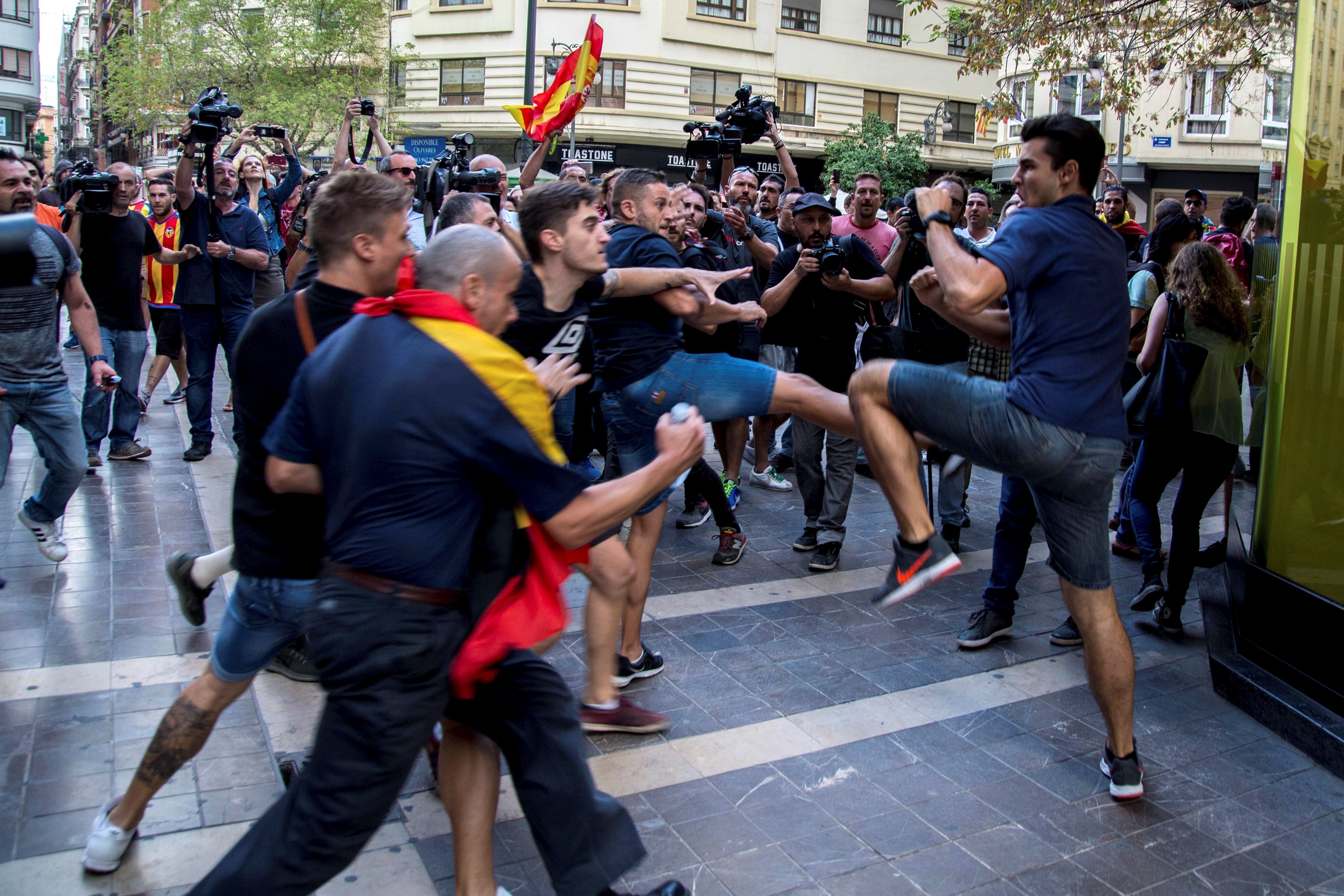 El juez imputa a 13 ultras que boicotearon la manifestación del 9-O en València