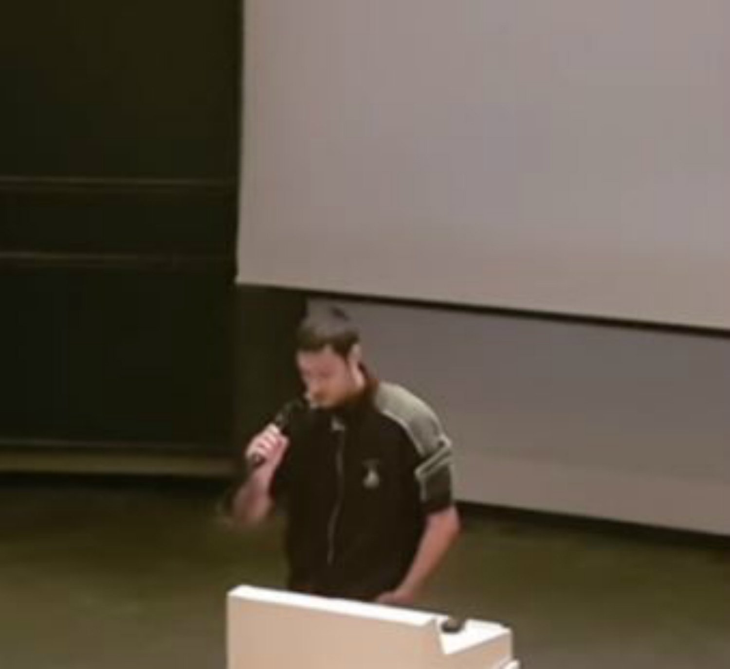 VÍDEO: Empieza una conferencia sobre física cuántica y acaba hablando del 1-O