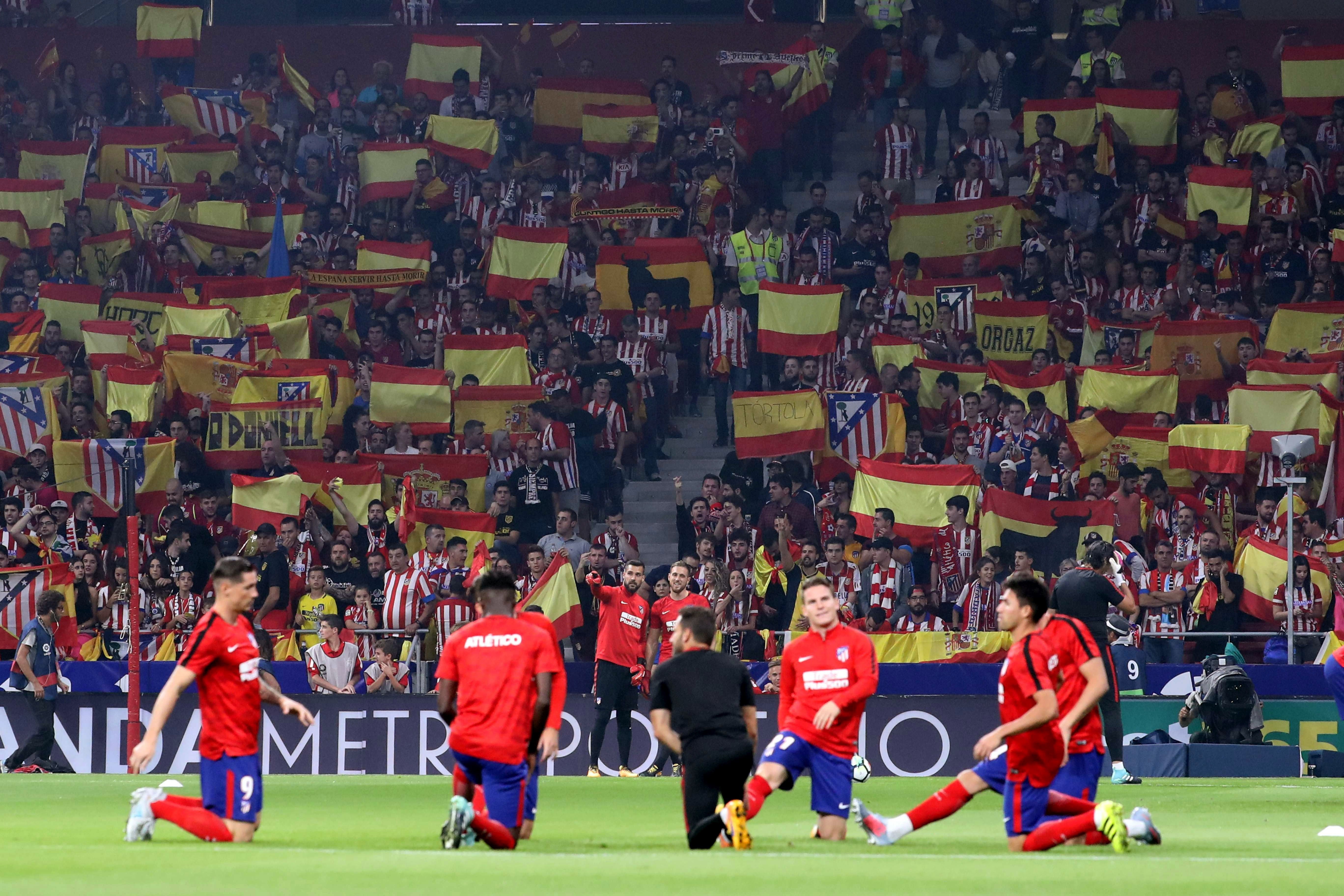 L'estadi de l'Atlètic s'omple de banderes espanyoles per rebre el Barça