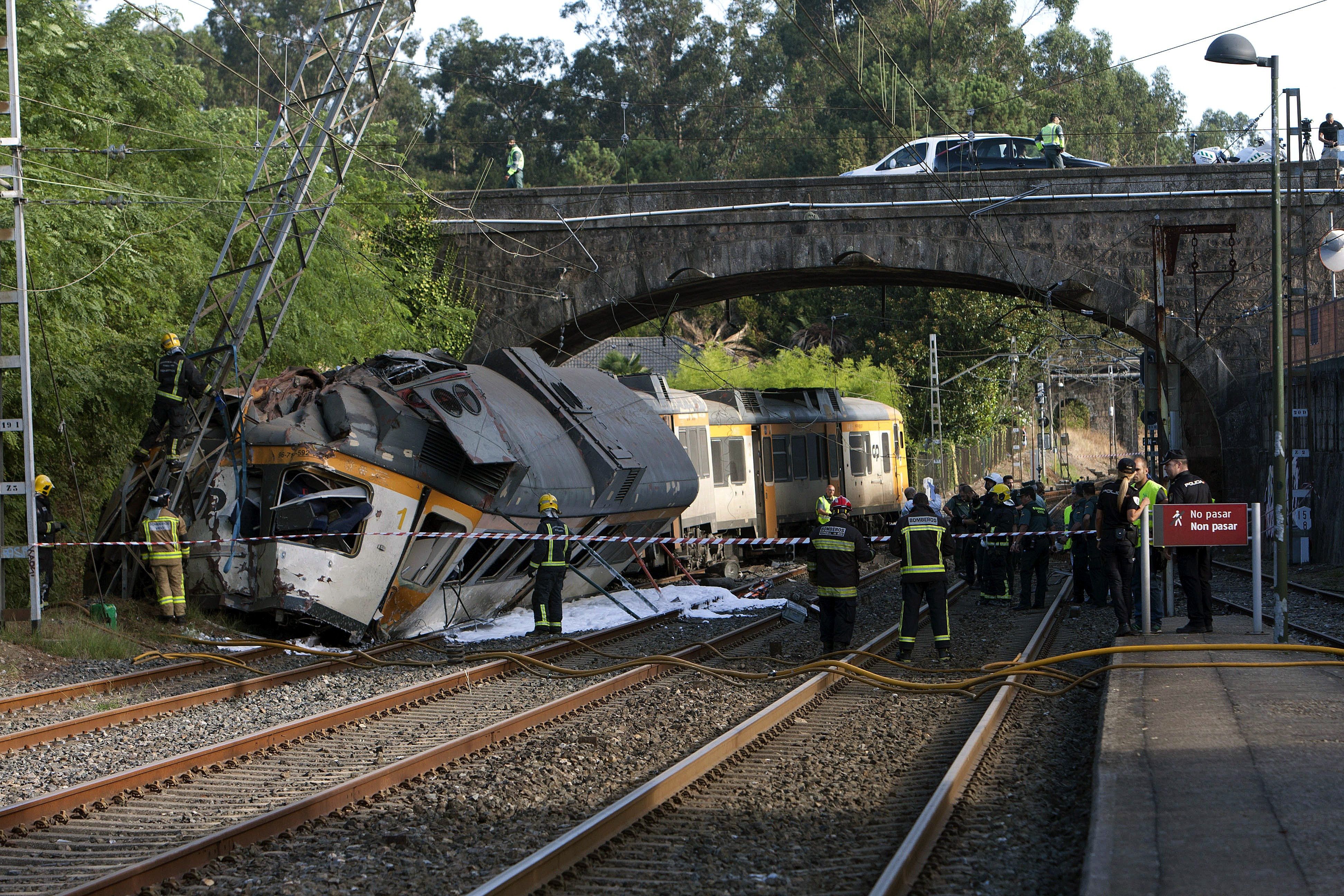 Al menos cuatro muertos y varios heridos al descarrilar un tren en Pontevedra