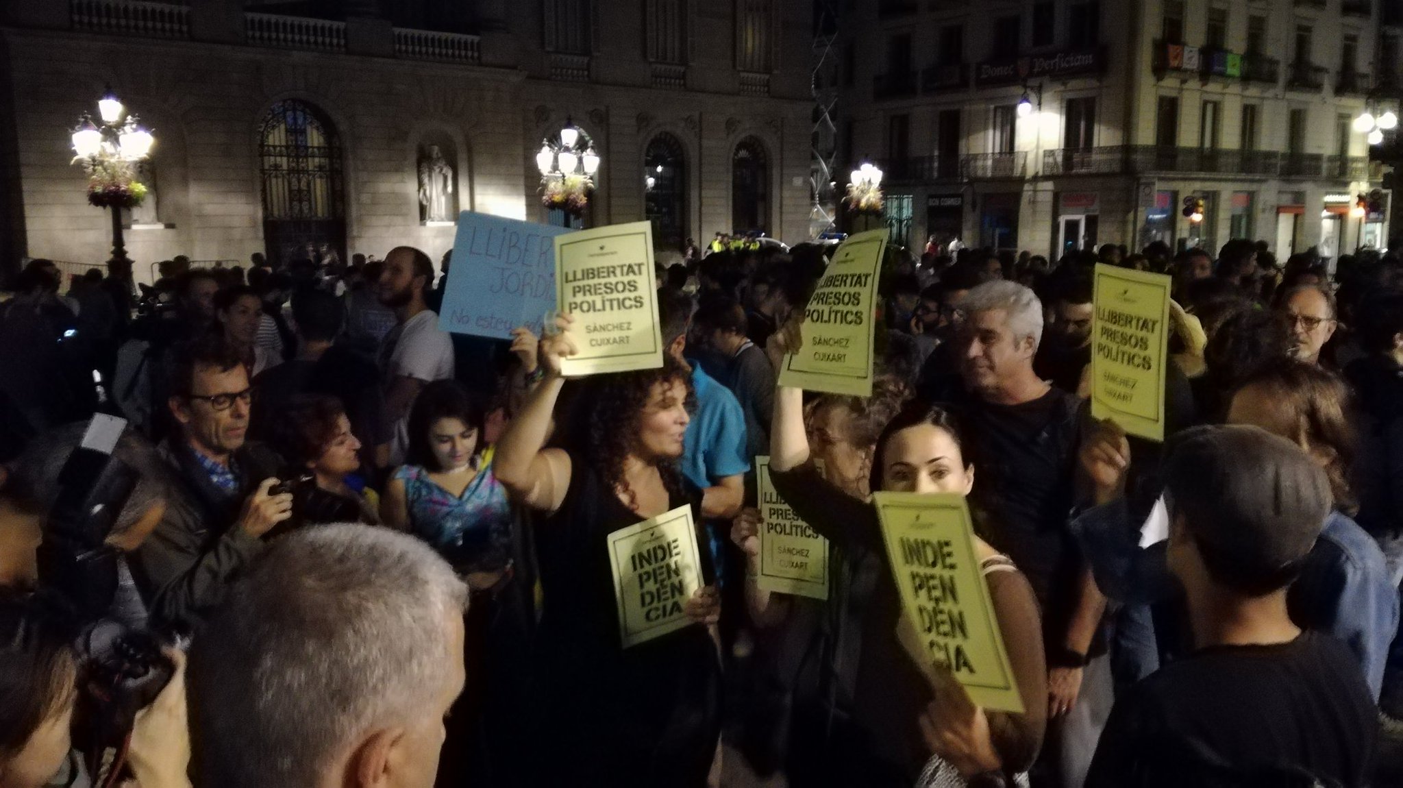 Concentracions espontànies en rebuig a l'empresonament de Sànchez i Cuixart