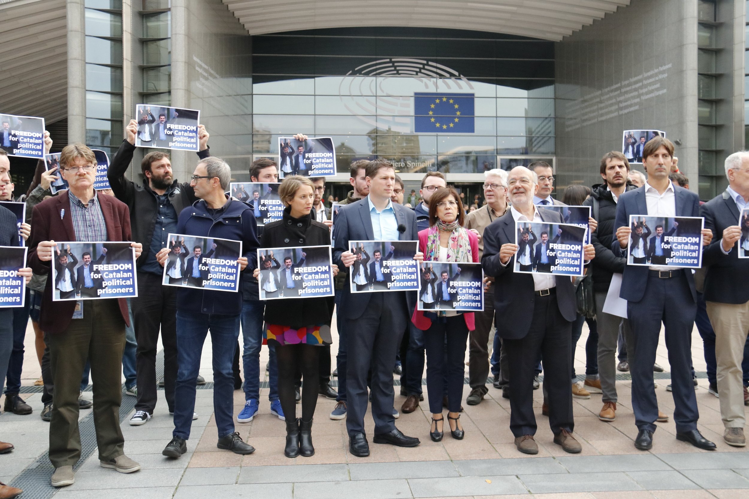 Una veintena de eurodiputados protestan por el encarcelamiento de los Jordis
