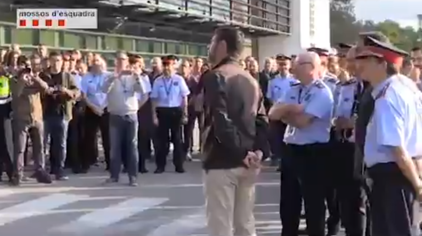 Vídeo: La reacción de Trapero ante los mossos que le esperaban en la sede central