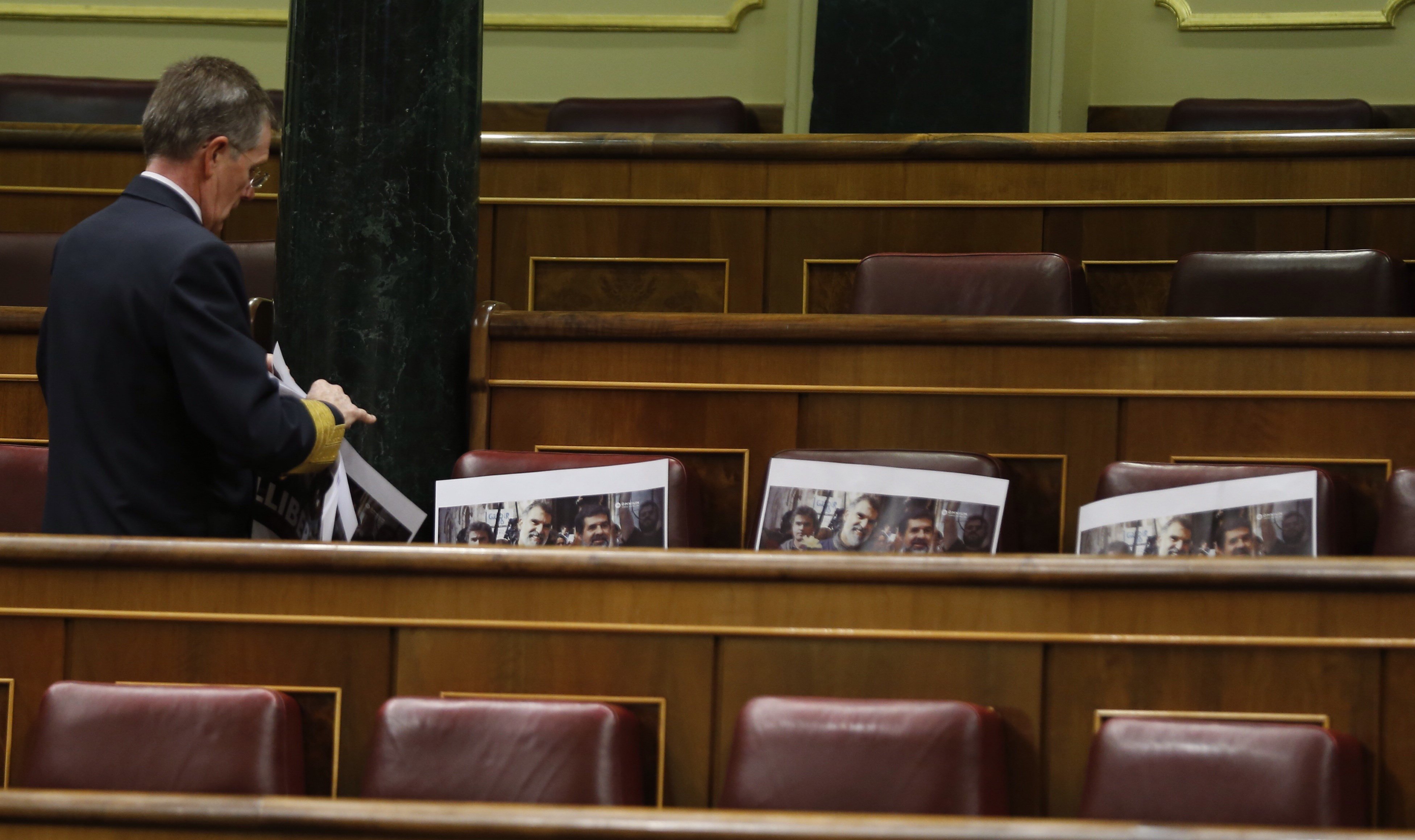 Carteles en los escaños de ERC piden la libertad de Sànchez y Cuixart