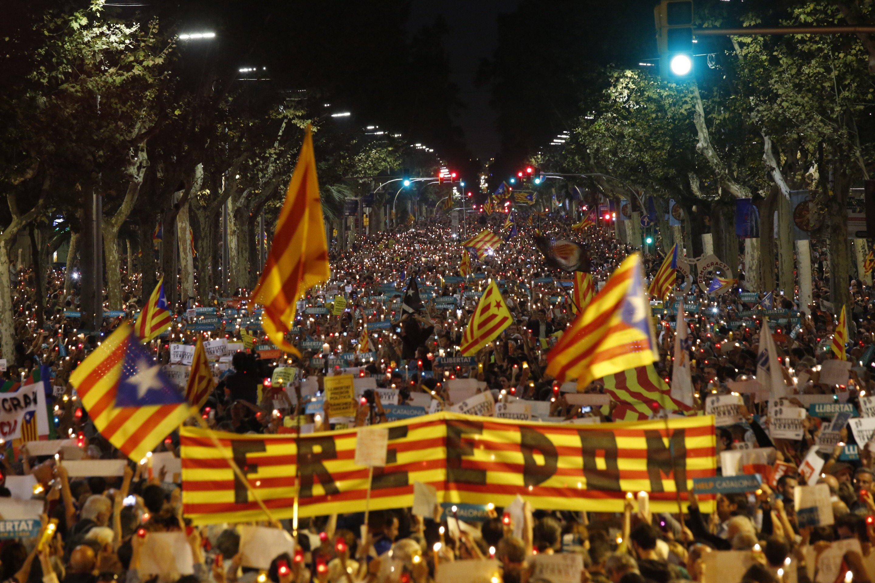 Las velas desbordan la Diagonal por los presos políticos: "No estáis solos"