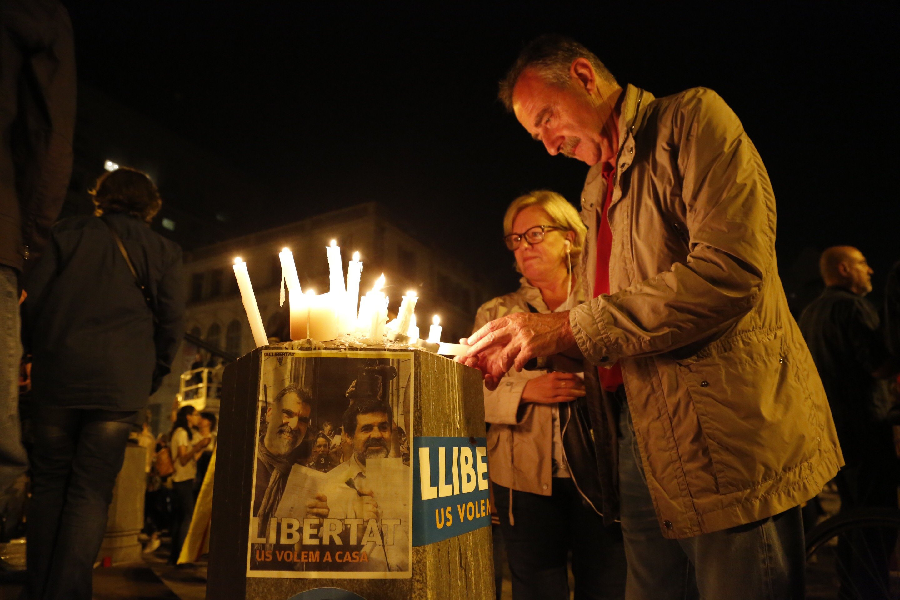 Colau pide a Òmnium que no se utilicen velas en manifestaciones