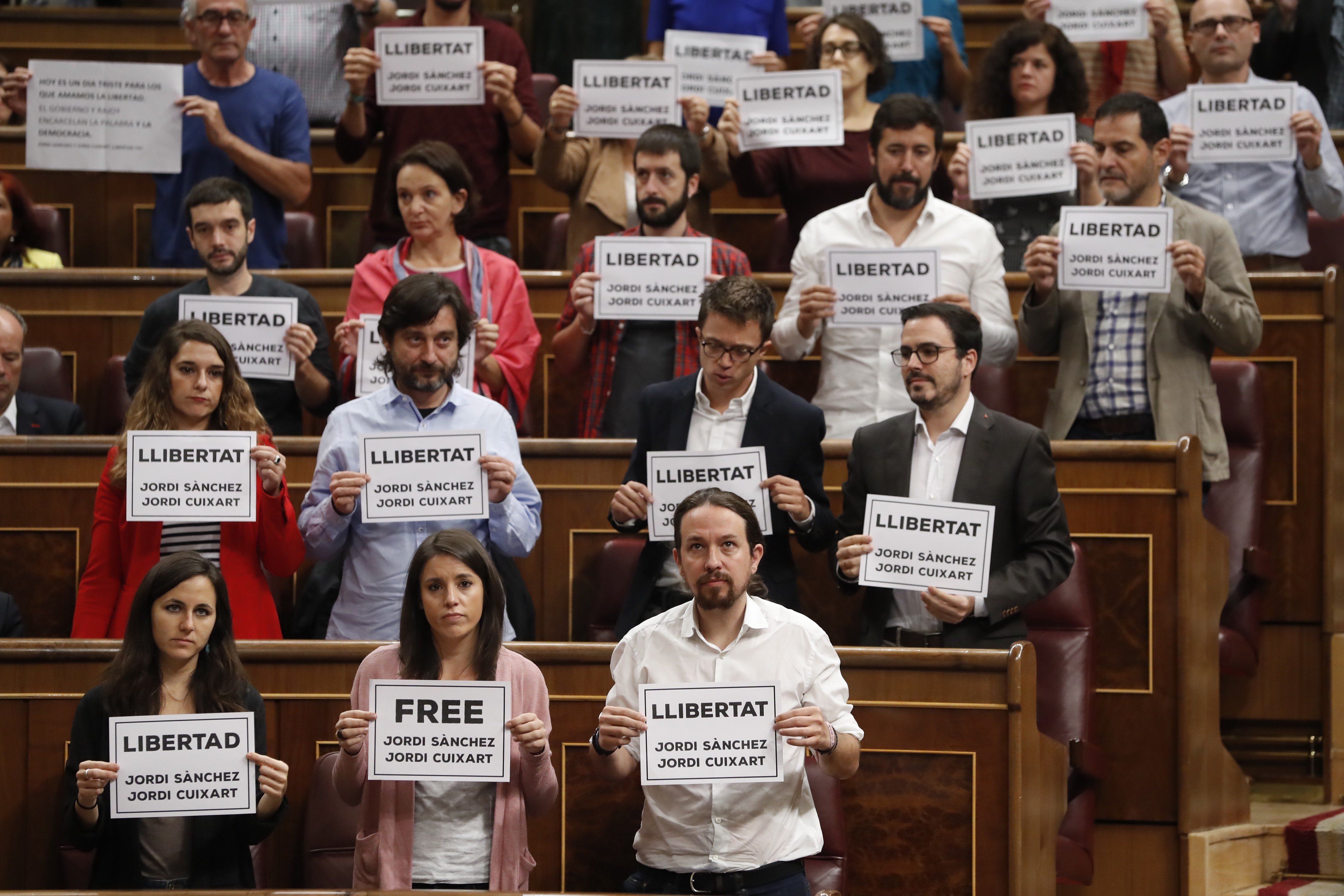 Per què Pastor ha cridat a l'ordre els diputats que han mostrat els cartells de Sànchez i Cuixart?