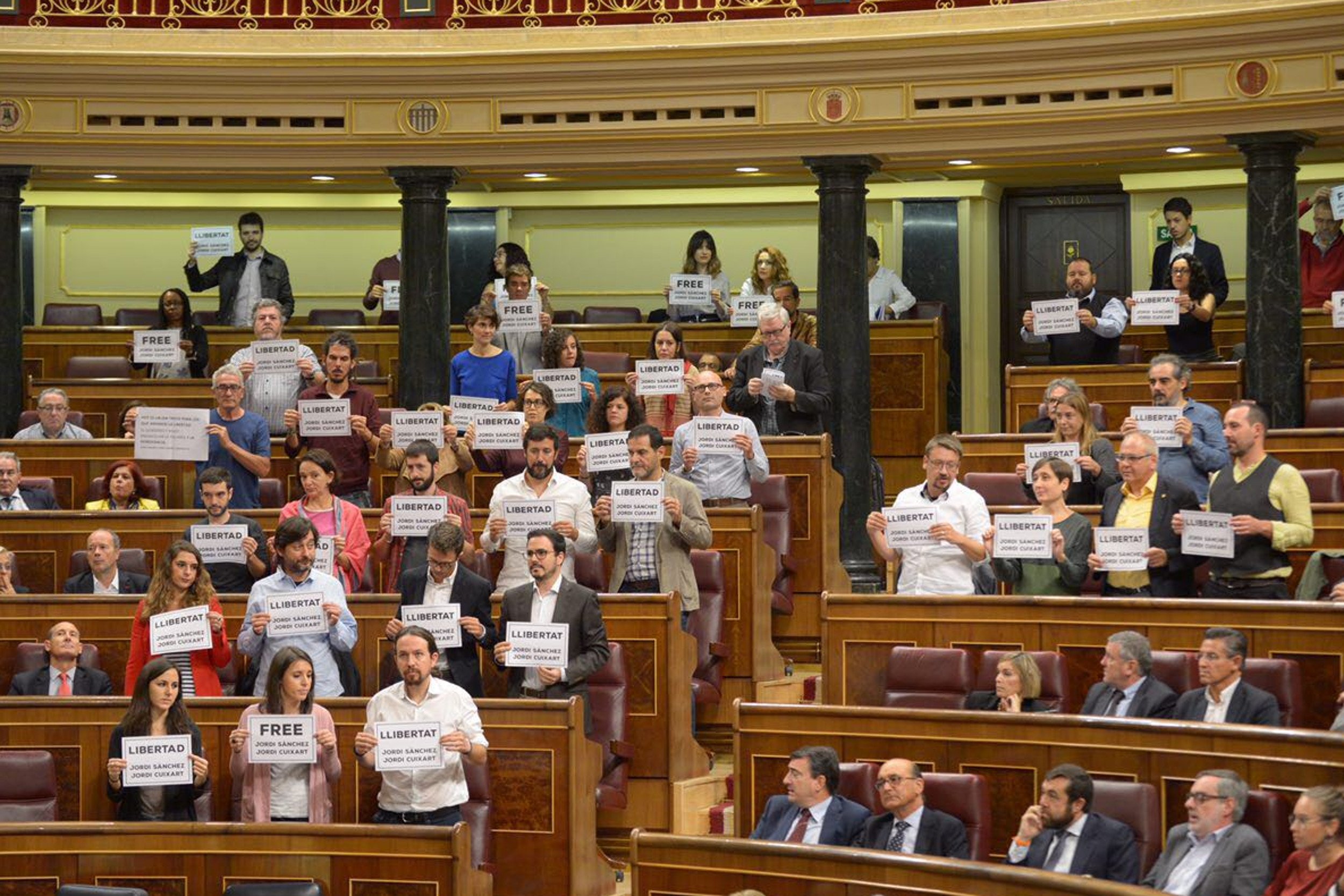 Podemos, ERC i PDeCAT mostren cartells per la llibertat de Sànchez i Cuixart i Pastor els renya