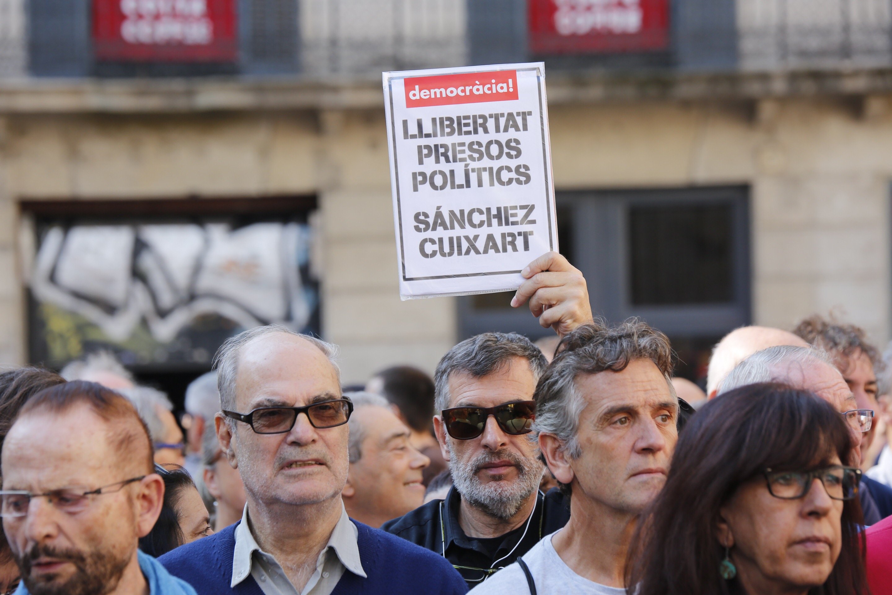 L'ANC i Òmnium criden a retirar diners dels cinc principals bancs