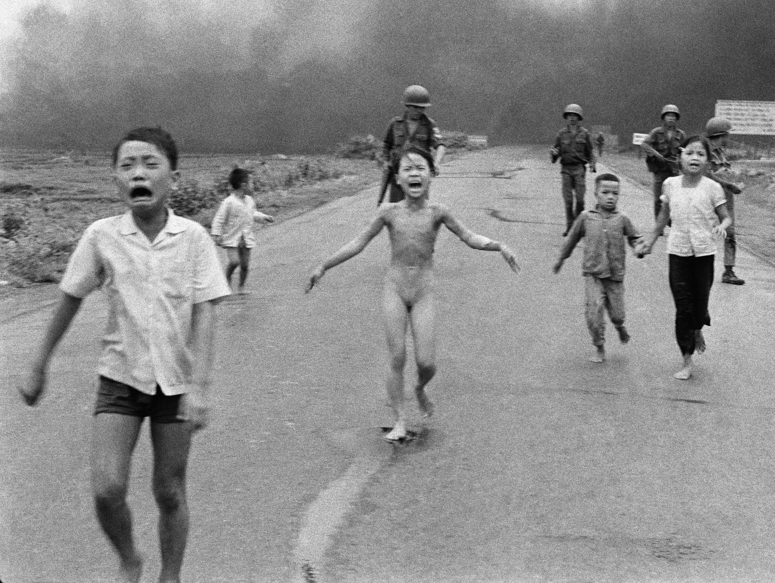 Facebook censura la foto de la niña del napalm por ir desnuda