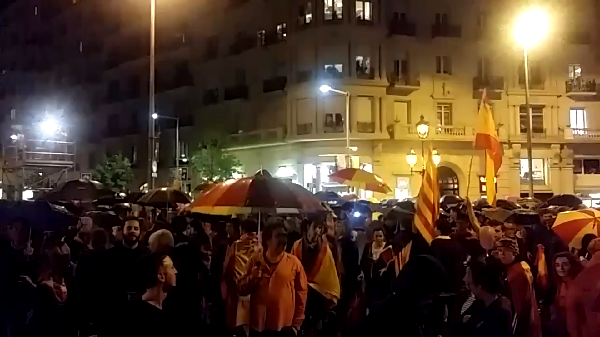 Els unionistes es manifesten fent voltes a la rotonda de Francesc Macià