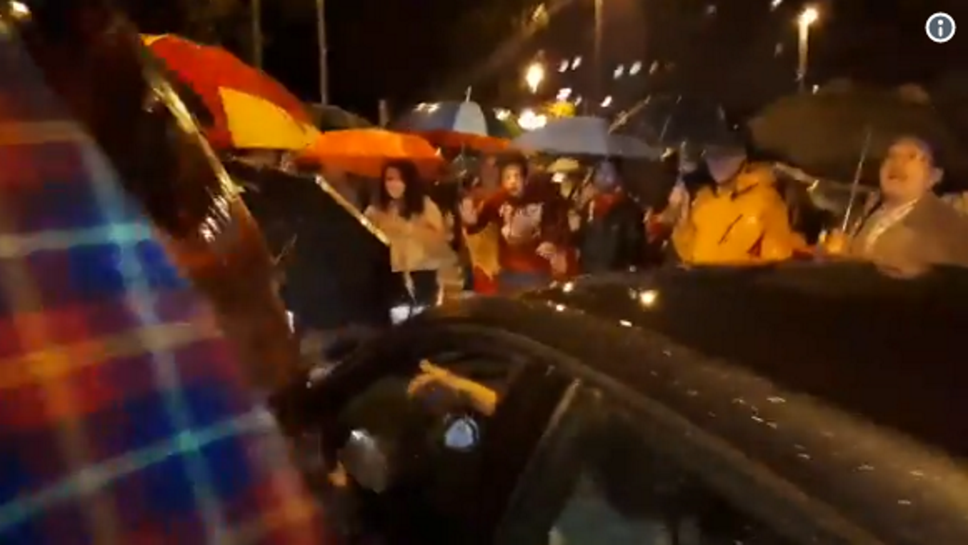 Unionistas obligan a los coches a gritar "Viva España" y agreden a una periodista de RAC1