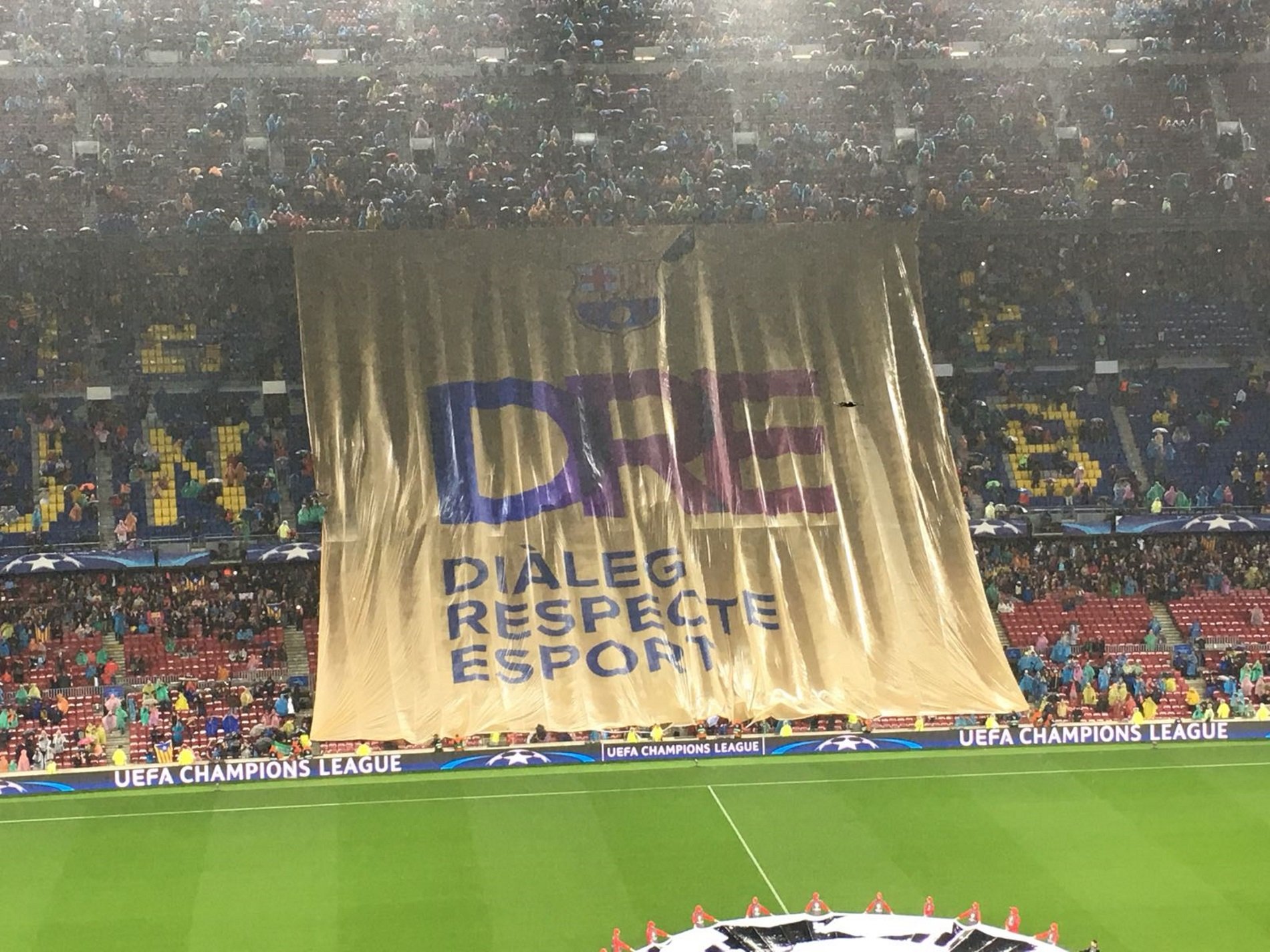 Crits d'"independència" i "llibertat" en protesta per la pancarta al Camp Nou