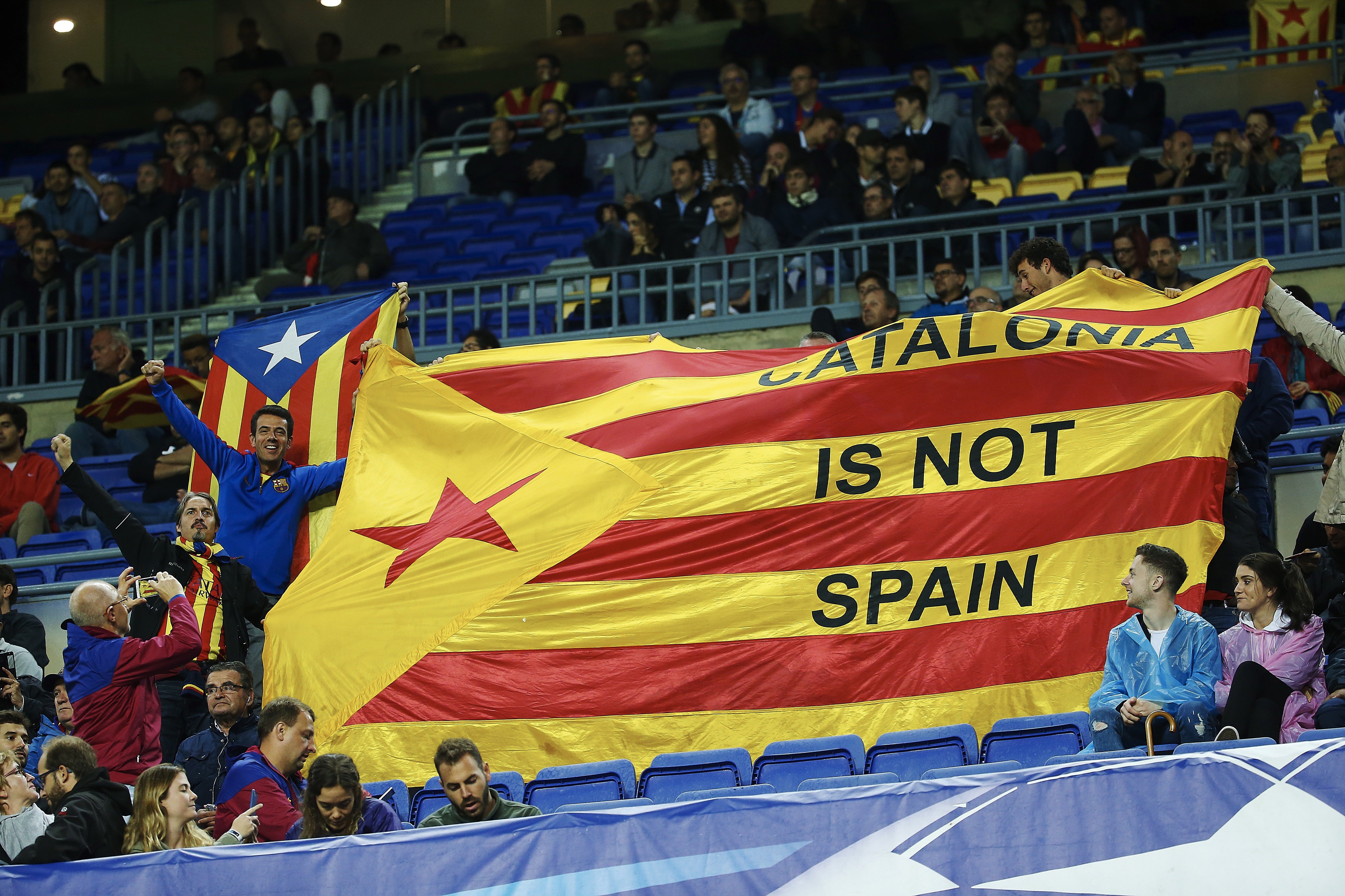 Un Crit Valent propone que el público del Camp Nou vista de amarillo en el clásico