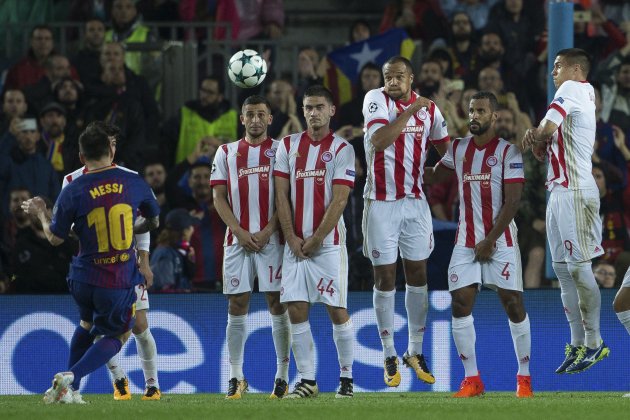 Leo Messi falta Olympiakos gol 100 europa Champions   EFE