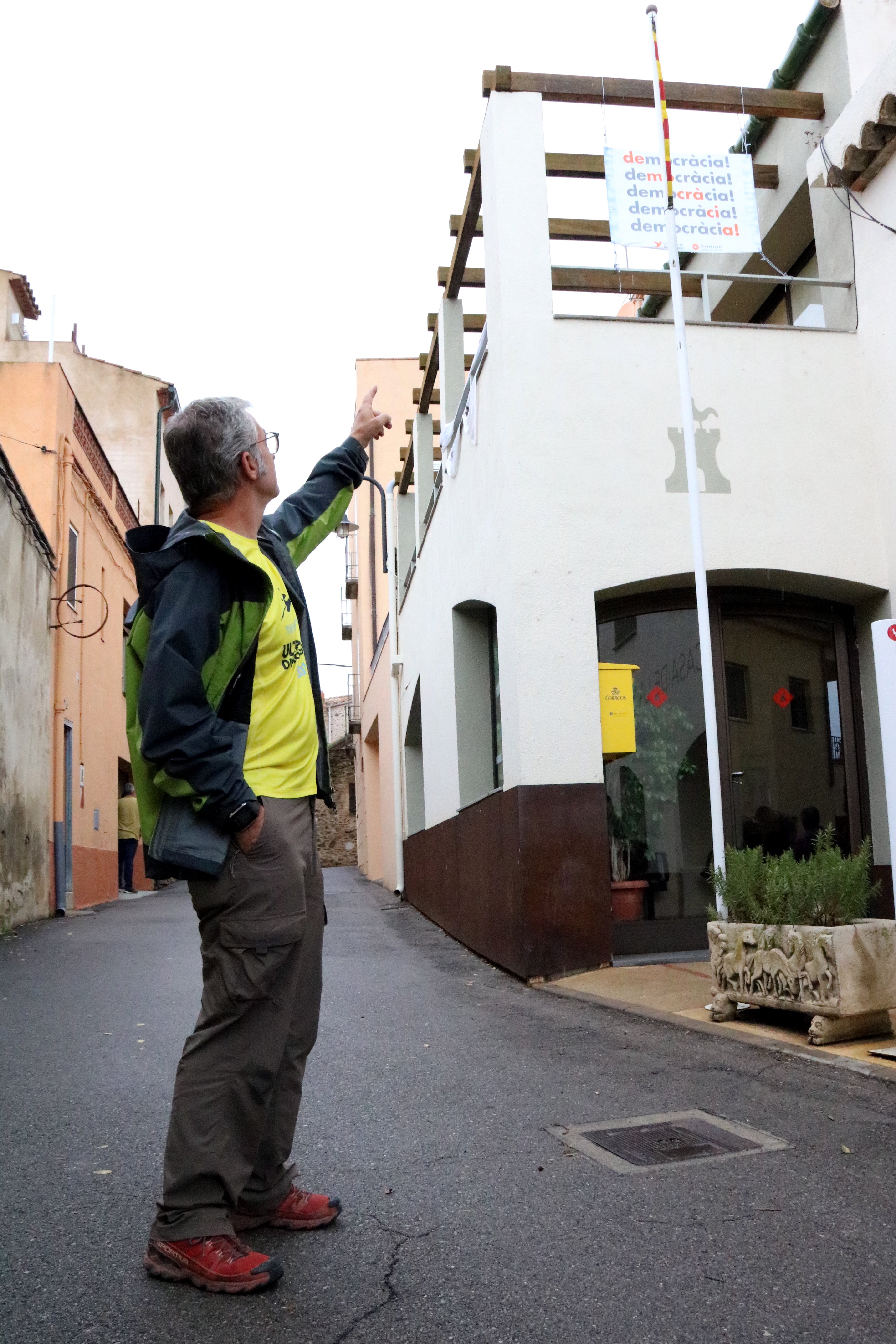 Denunciats 4 guàrdies civils per arrencar senyeres i estelades d'Espolla