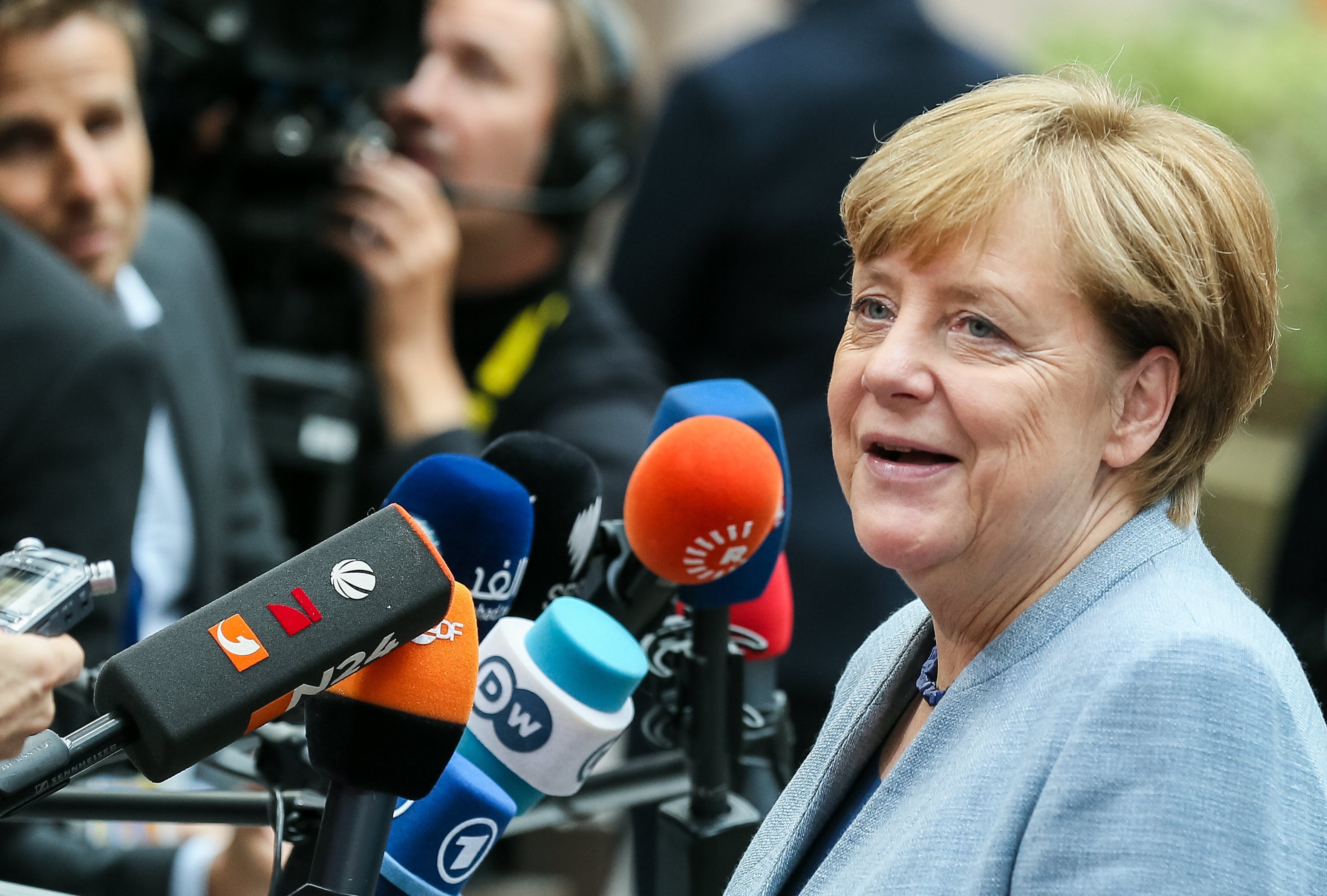Merkel aboga por una solución en Catalunya basada en la Constitución