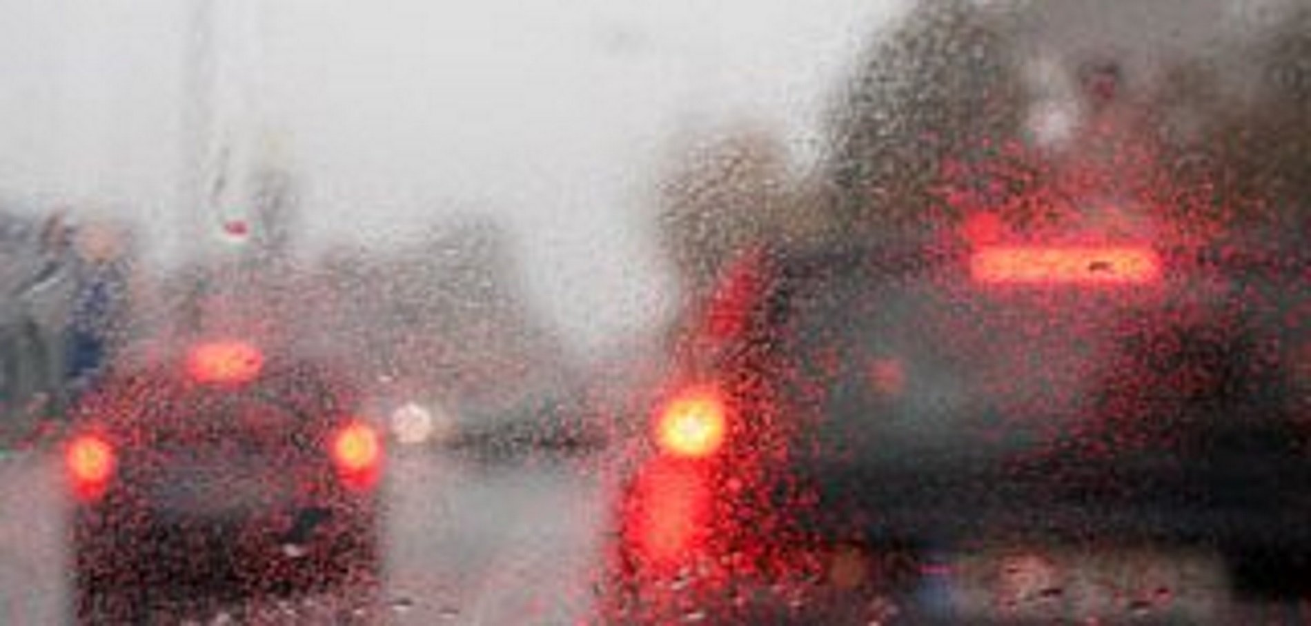 Cues a la ronda Litoral per un esvoranc a la calçada