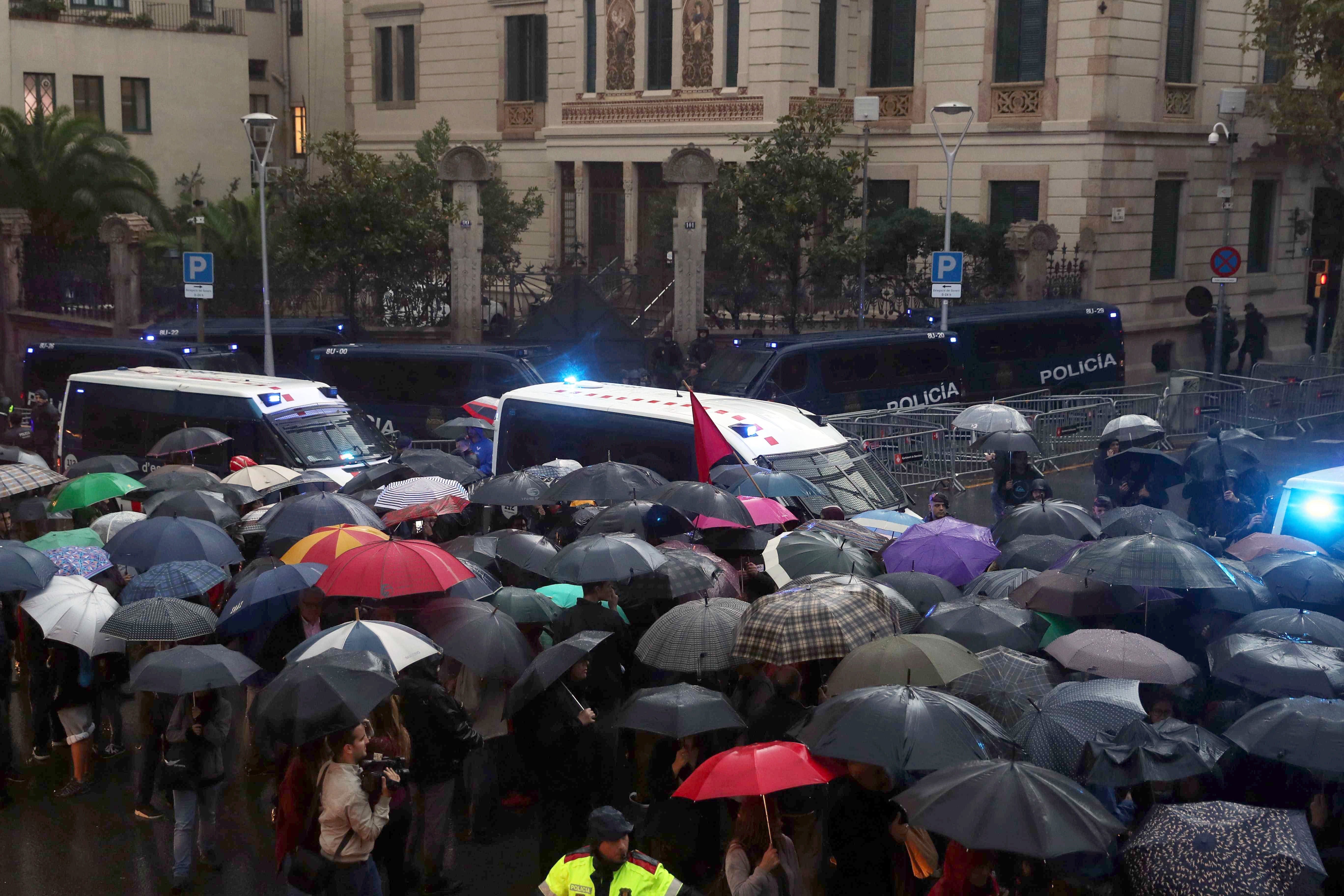 La CUP exigeix la llibertat dels presos polítics davant la Delegació del Govern espanyol