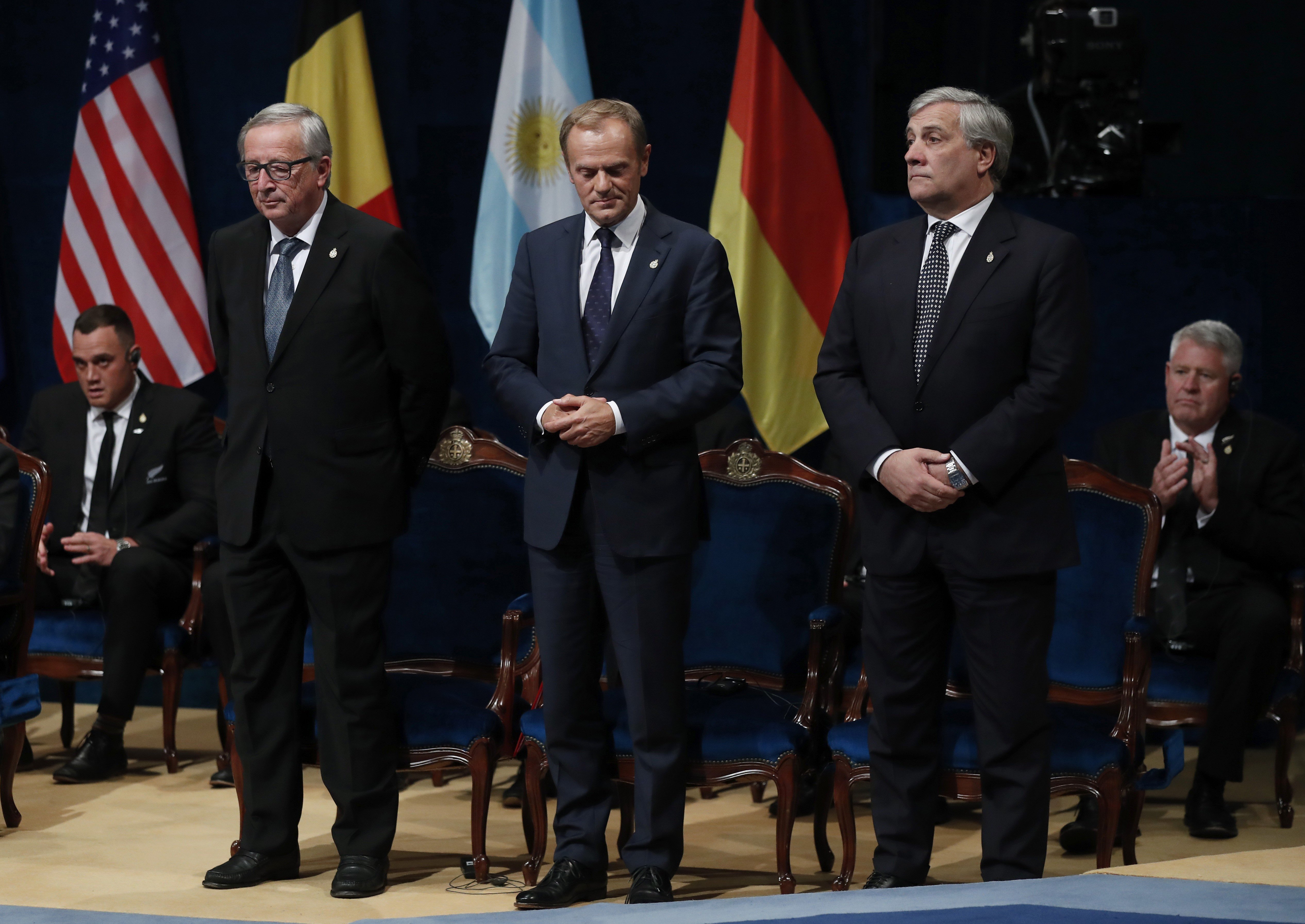 Acadèmics i eurodiputats critiquen el silenci de Juncker i Tusk sobre el 155