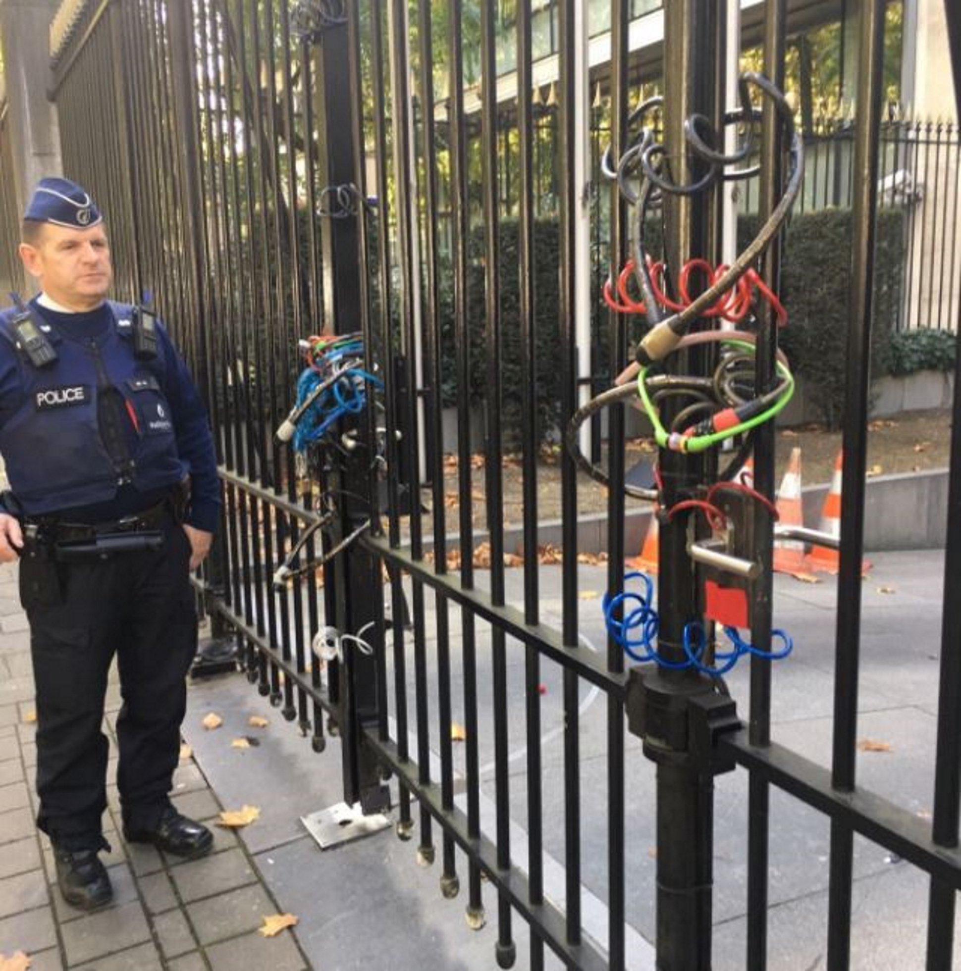 Cierran con candados de bicicleta la embajada española en Bruselas