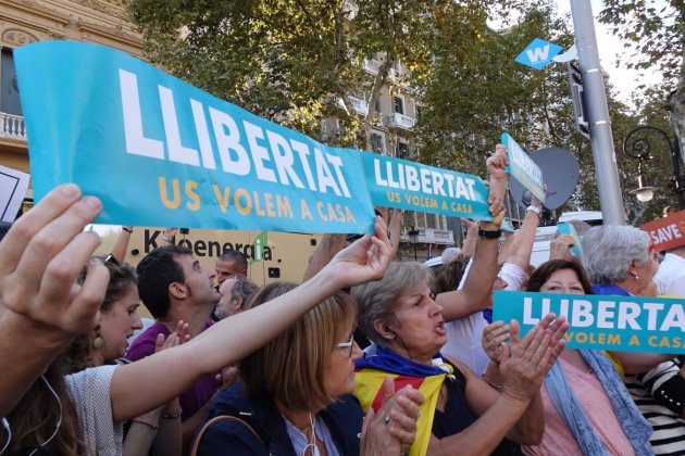 carteles de Libertad os queremos en casa Mònica Pérez