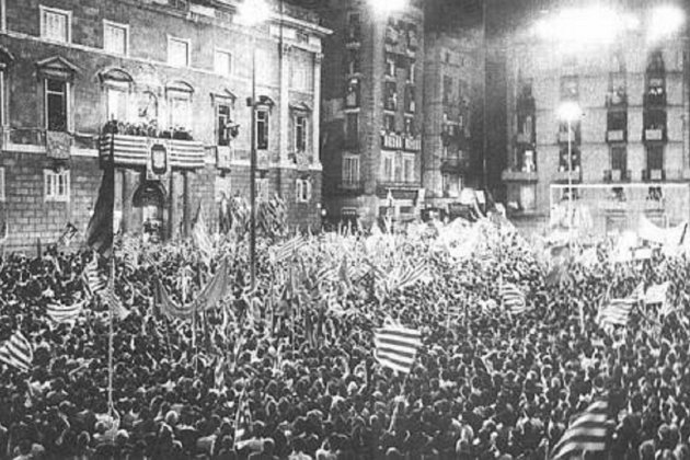 Tarradellas a la plaça Sant Jaume. Font Wikimedia Commons