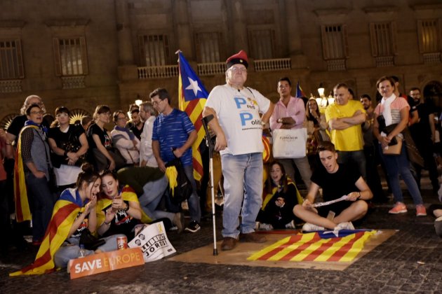 manifestantes placa santo jaume laura gomez