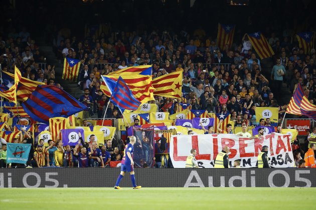 Pancarta llibertat estelades Camp Nou Barça Màlaga Efe Pancarta llibertat estelades Camp Nou Barça Màlaga Efe
