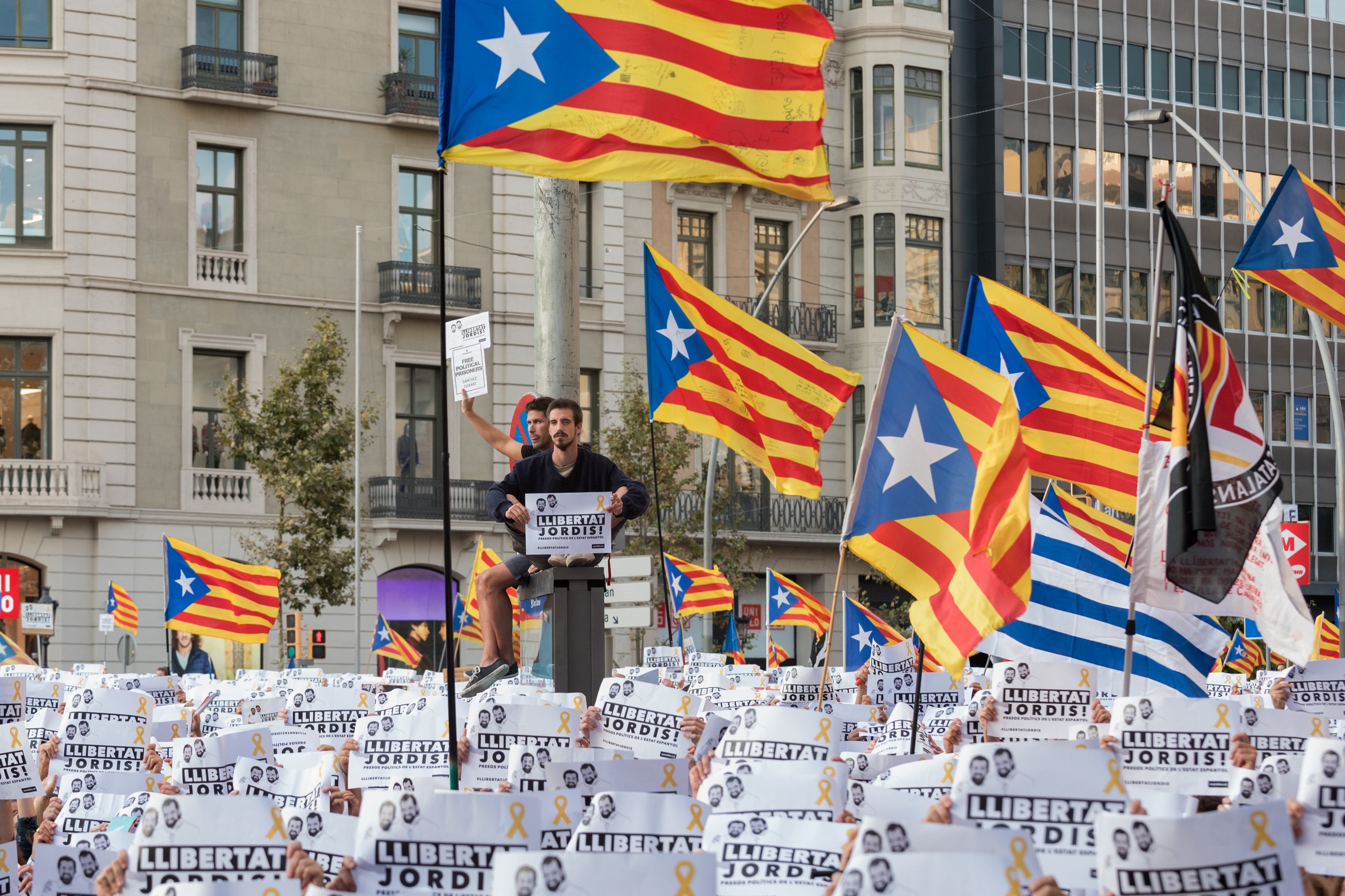 "No esteu sols, no passaran"