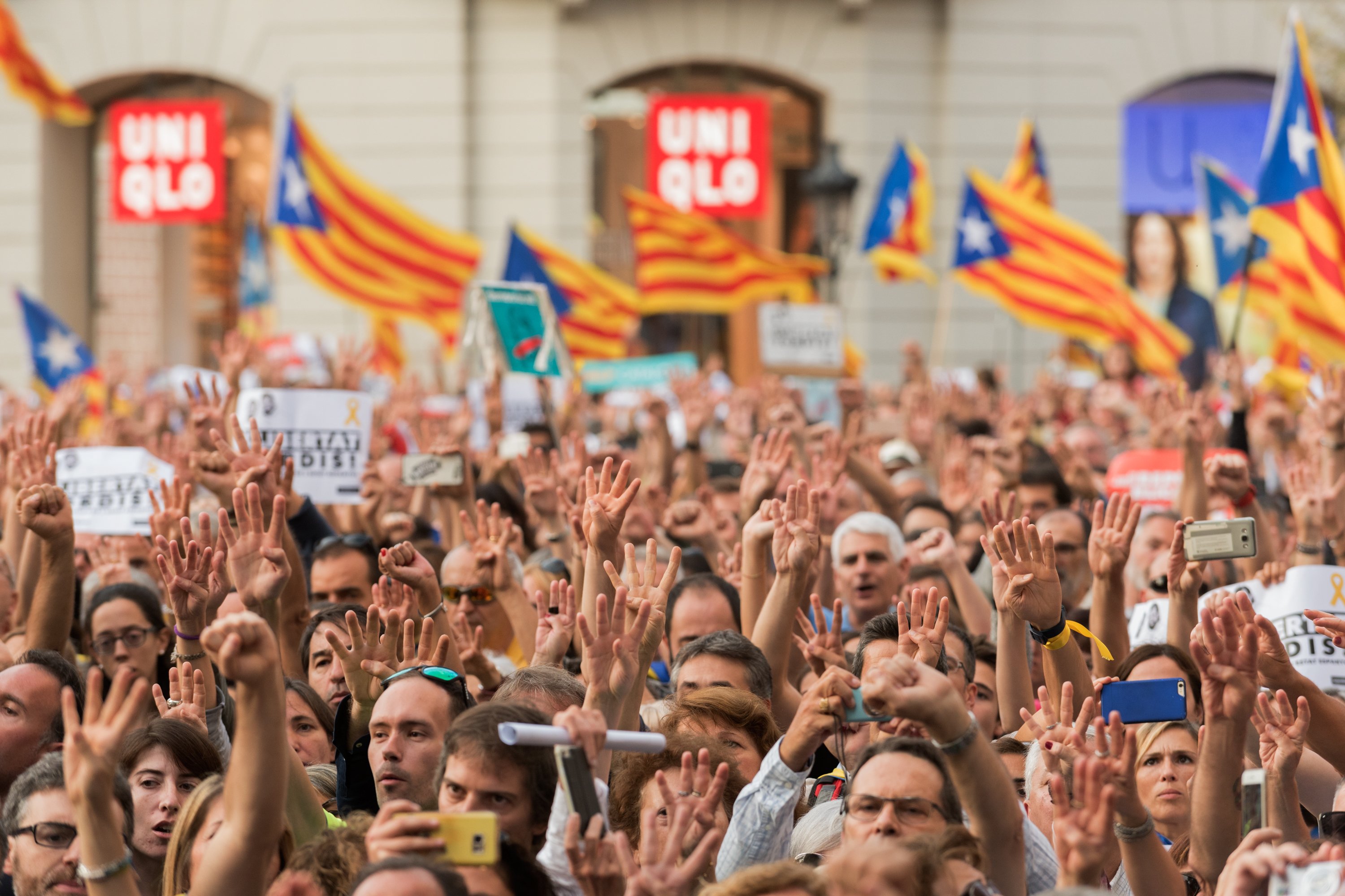Catalunya hace mella en las portadas internacionales en el "día decisivo"