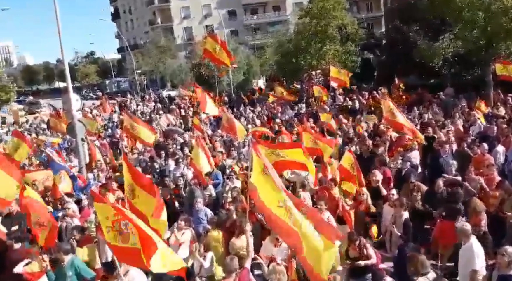 Manifestación españolista delante del cuartel del Bruc