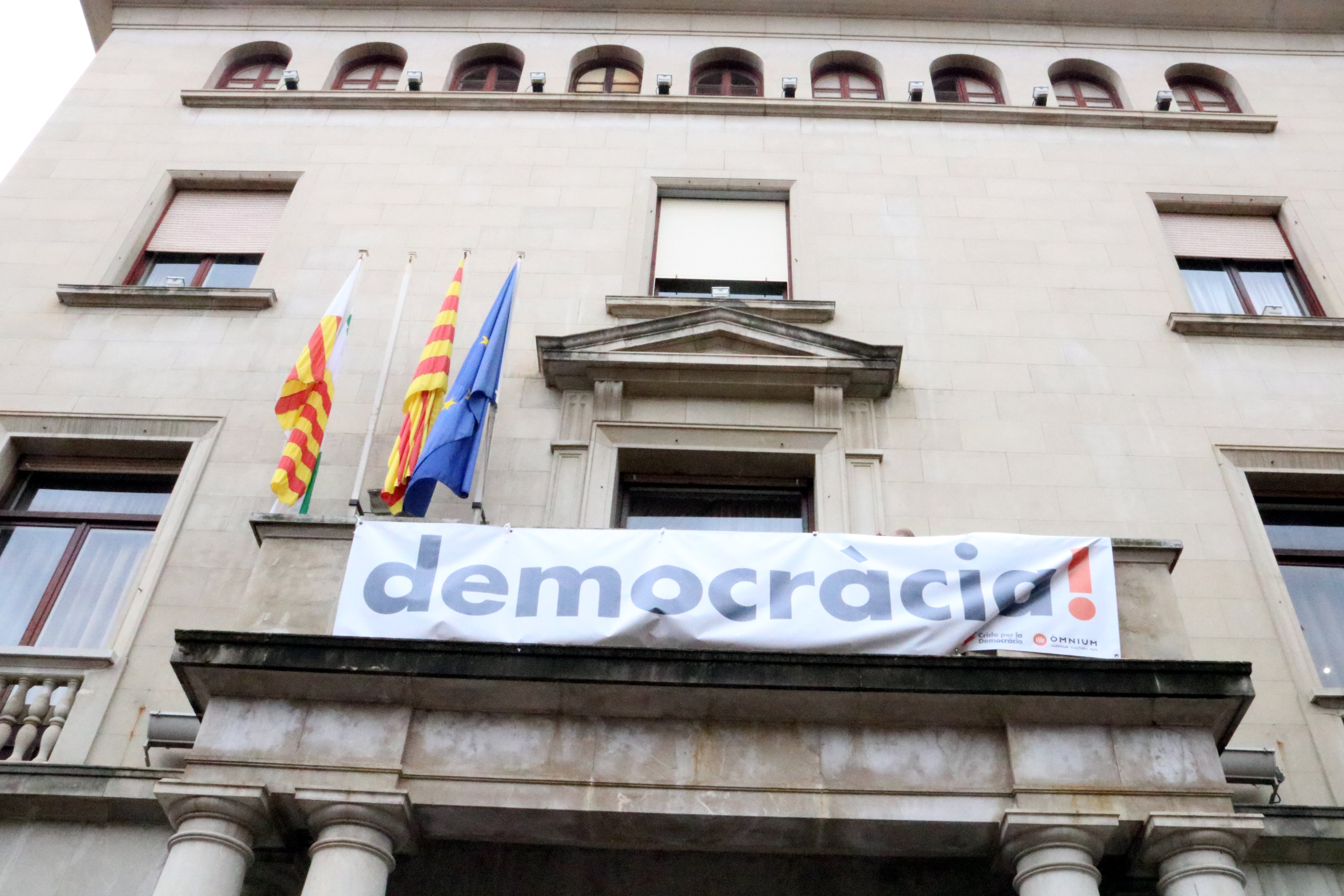 Els ajuntaments catalans fan pinya contra el 155