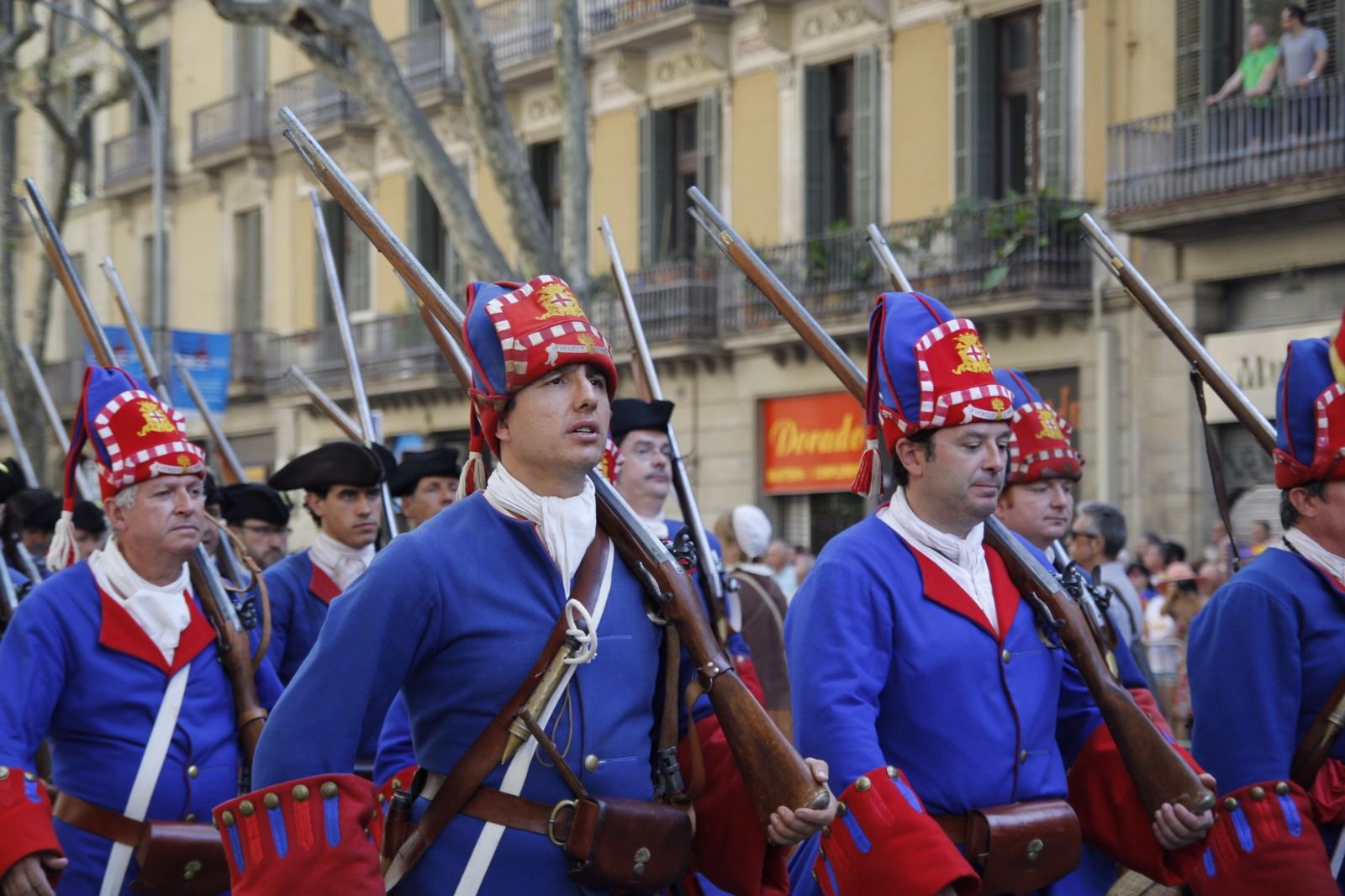 GALERIA: La desfilada dels Miquelets i la Coronela