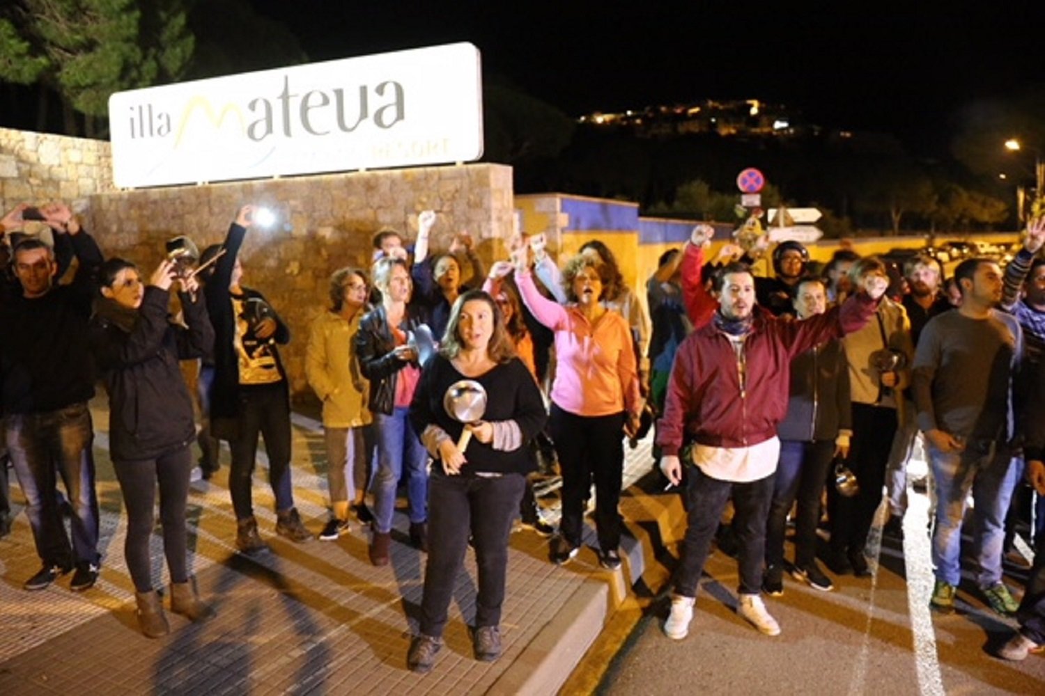 Cassolada de protesta davant del càmping de l’Escala que allotja guàrdies civils