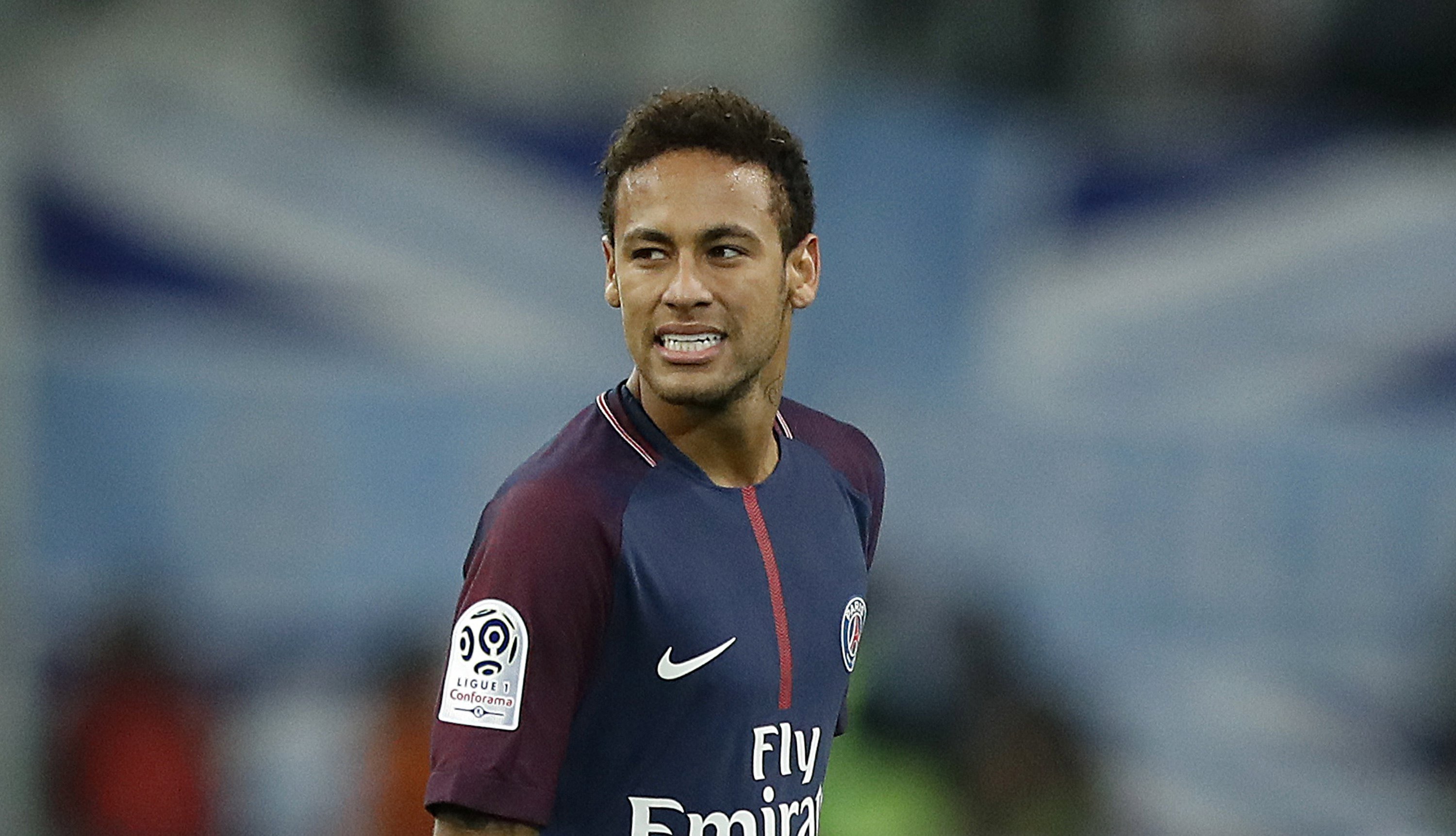Neymar, retirado en camilla por una lesión