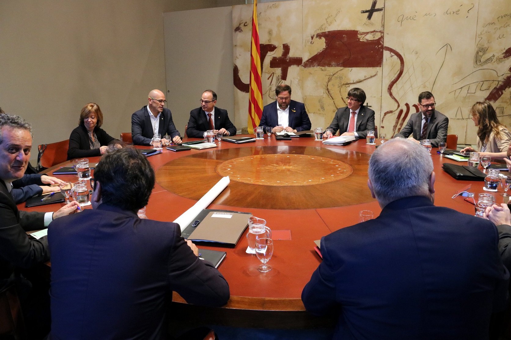 Puigdemont acaba la reunió amb Govern, partits i entitats sense tancar cap posició